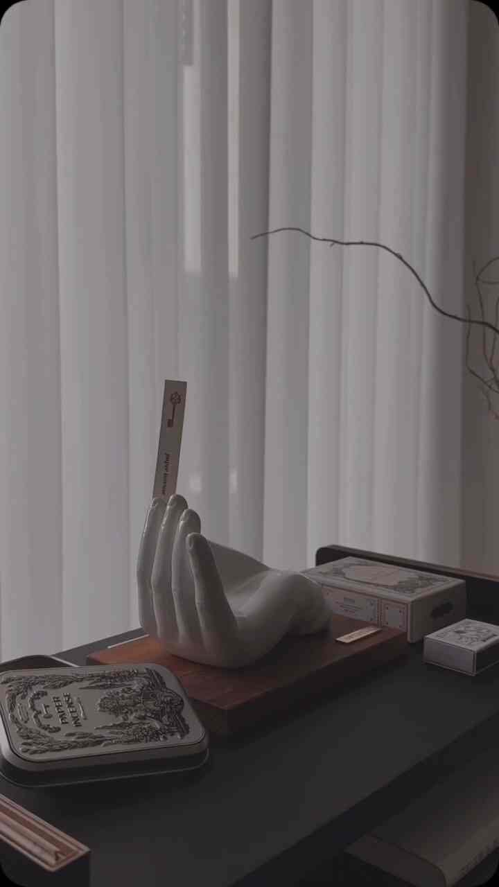 日常の香りと芸術を加えます。 ✨

空間に香りは必須ではなく必須！感覚的な100％ハンドメイドアルテハンドオブジェにペーパーインセンスを差し込んで空間に芸術を加えました。職人の手を経て完成したセラミックオブジェです。手の形を精巧に再現しました。 

自然な木目が引き立つウッドトレイの上にアルテハンドを思わず載せてペーパーインセンス一つ燃やせば日常の小さな芸術空間に来たような感じがします。ほのかな香りが長持ちします。 3分ほど乗る姿を眺めながら堪えます。 

映像でお見せしたようにパッケージもきれいなプレゼントにもいいです。年末年始大切な方にセンスを込めて心を伝えることができます。 

🎁オプタム @optatum_story
-  #인테리어소품 #소품선물 #연말선물 #인테리어 #핸드오브제 #페이퍼인센스 #인센스선물 #옵타움 #optatum #소품인테리어 #incense #n만원템선물추천 