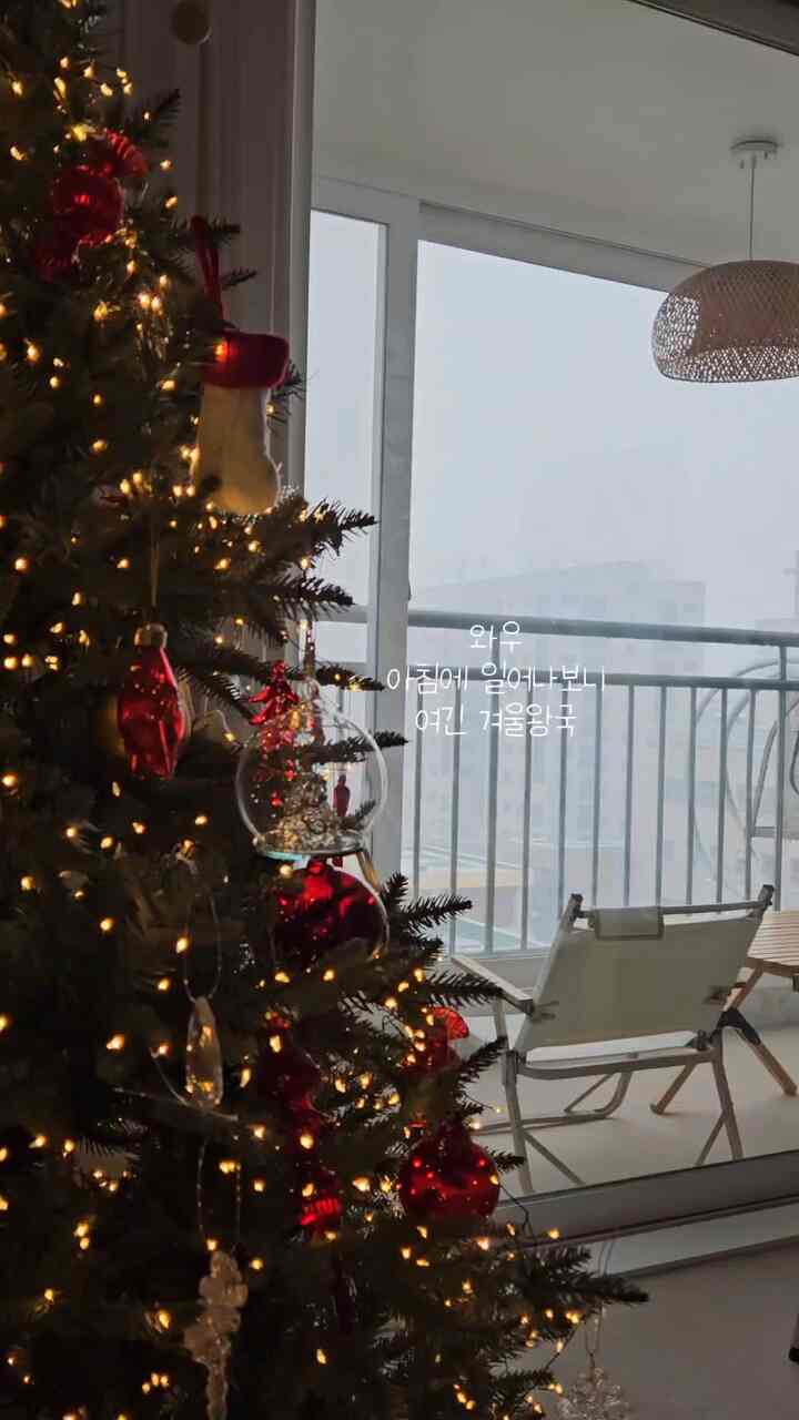 Akari unboxing イサムノグチ アカリ照明 アンボクシング映像

皆さん、良い一日を過ごしていますか？
ソウルに久しぶりに目がすごく来て、元遠いときめく一日
送っています！😊

スルレンキムに遅れてきた福岡で買ってきたアカリ照明を設置してみました！

1Aと45Aを買ってきたのに45Aを買うか30Aを買うかしばらく悩んでいて45Aを買ってきたがやっぱり上手な決断だったと思います！
30Aは小さいです！😄

インストールしてからやっぱりとてもきれいでしたね！
光が広がるのは完全に間違っているので本当にかわいいです。
私はベランダに設置されたIkeaのようなモデルがあります。
本当のイケアとは比較不可能でした😂

だから私はアカリアカリだと思いました。

アカリ照明を悩んでいる人は心配しないでください。
買ってください！とてもきれいです！

📍Tip もし日本に行ってアカリ照明をお買い上げの方は
45Aはガッマン買ってもいいと思います！
とにかく電圧が合っていないので、電球は必要ありません。

＃2024ジャルサンテムリビュー大会＃私たちの家ジャルサンテンビンゴ＃ホームスターグラムダックスフンド #dachshund