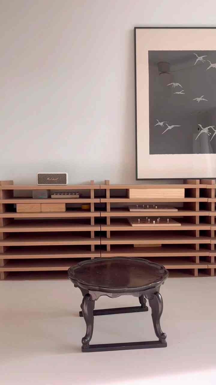 ナチュラルな木目調のリビング、伝統的な丸型の小盤が配置された静かな空間