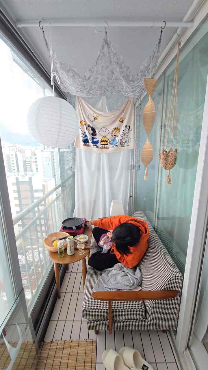 雪の日、私が疲れを癒す方法🌨
#ベランダインテリア

一目が、それもパンポンダウンした今週。
一人でちょっとイザカヤ遊びました。

換気の良いベランダで
ちゃんと餅と冷凍鶏串焼き食べます。
冷たいビールを一杯飲むから
ハムクは疲れが芽生えたんですよ🍺

#vlog #homedecor #집꾸미기 #베란다 #베란다꾸미기 #아파트인테리어 #아파트꾸미기 #구축아파트 #베란다캠핑 {8 #ホームキャンプ} #홈카페 #홈스토랑 #홈테라피 #집에서제일바빠