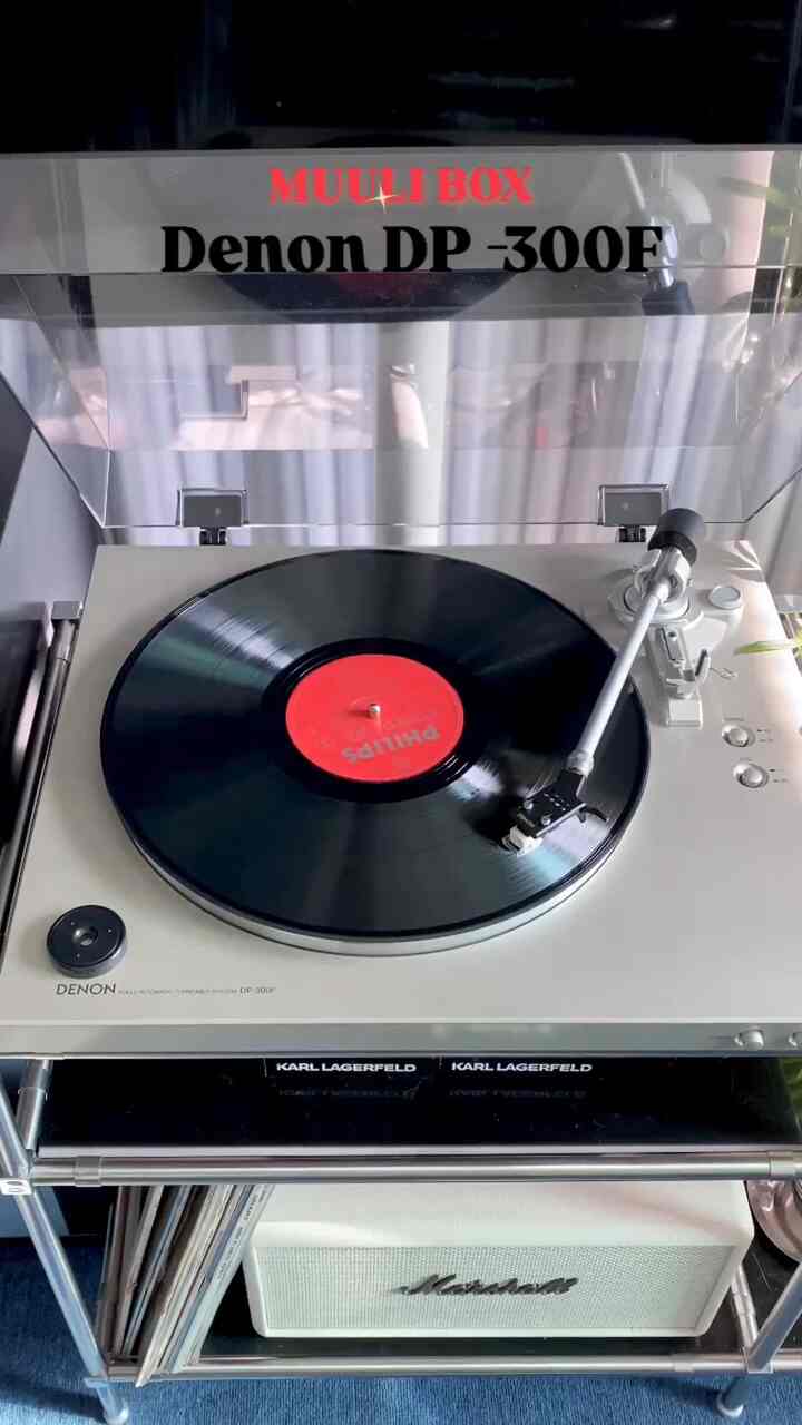 初のターンテーブルアンボクシング!!🎶

入門用に何がいいかとても探しています。
オーディオテクニカAT-LP60XBTホワイトvs
デノンDP-300Fの中から選ぶことに！
オーディオテクニカ製品は私が望んでいたホワイト+透明カバー
すっきりとしたデザインにブルートゥースになるというメリットのため、悩んで結局デノンで結局決めました。

デノンDP400,450モデルがちょうど私が欲しかった感じですが、
価格帯が高くて最初の入門用にどれほど趣味があるのか分からない
状況だから下のバージョンに選んで！
アンチスケート、浸圧調節可能（わからないけど…？）
知って購入しましたがカバーが透明アクリルではなく、ややグレーアクリルという点..!そしてボディにはシルバー、ブラックがあるのにシルバーがやや薄いシャンパンゴールドのようなカラーなのでしょうか！？✨
私は家の家であることを心配していましたが、思ったより
豪華な感じです。

一度私が書いてみましょう🎶
一度はきれいですㅡㅁ😎

#muulibox #ムリボックス
#denon #denondp300f #デノン #denondp300f 
＃ターンテーブル＃入門用ターンテーブル＃lp＃lpプレーヤー 