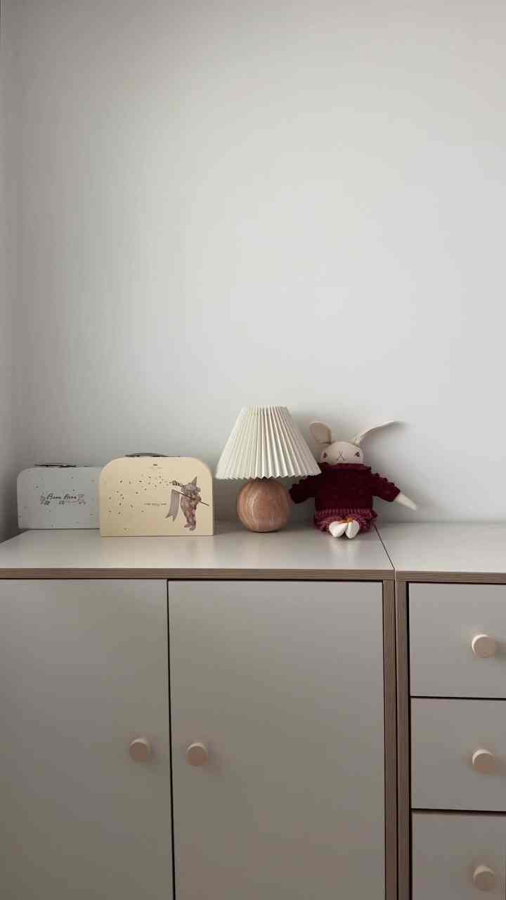 #연재형시리즈 

<小さな家で使う蜂蜜チームおすすめ - ドアハンガー棚>

小さな家なら多分一度ごろ悩んでみたアイテム。生存型のドアハンガーがついに取り付けました。悩みだけ二ヶ月以上させたようですが、思ったよりよく見えないので（？！）大丈夫ですね。 

1万ウォン台のコスパで無難に、でも生活の質が上がるアイテム。仕上げに優れていませんが、デザインがシンプルな方で必要な機能は上手くしてくれて満足です。隙間収納なので収納バスケットが少し小さくなっていますが、赤ちゃん夏服は折るとかなり入りますね。

これで今秋によく着る風防が掛けておくことも可能で、お風呂の後しばらく使った防水パッドしばらく歩いておくことができます🕊️

夫は高価に改造された戸枠を使いこなそうと心配して、その言い訳にして可愛いドアストッパーも一つつけてくれました🍐⊹

以上また広告みたいだが絶対広告じゃなくてちょっとしたお金耐産アイテムレビューでした(｡•̀ᴗ-) #11평 #11평인테리어 #15평 #15평인테리어 #아기방 #작은집아이방  #아기방인테리어 #아기방정리 #아기방수납장 #아기방수납 #아기옷장 #아기방 #아이방가구 #아기방가구 #문걸이선반 #문걸이행거 #수납  #수납정리노하우