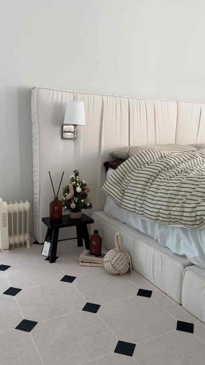 ベージュとウッドトーンのリビング、中央にディフューザーとオブジェが配置されたシンプルで自然な雰囲気のインテリア