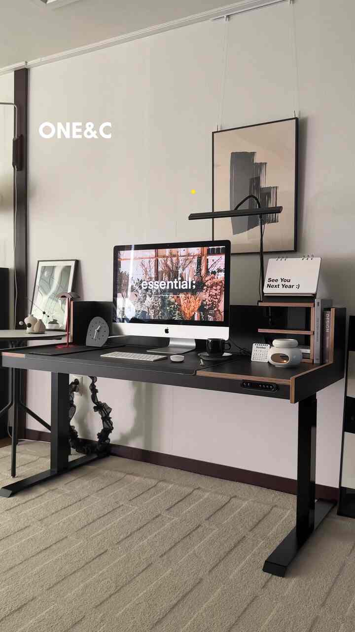 #デスクテリア族 最近のモーションデスクにふさわしいデスクテリアアイテムを集める楽しみにすっかり落ちました :) 
ミニ本棚を横に置いて照明を設置してみましたが、あまりよく似合いましたよ💡ブラックモーションデスクはゆったりとした空間のおかげでデスク飾るのにも良くて個性ある自分だけの空間を完成できますよ⌨️🖱️

モーションデスクは最小60cm、最大125cmまで高さ調節が可能です！自由に調節が可能だから健康な姿勢維持と学習効率を高めることができるメリットだと思います 🖤 そして作動時、低騒音設計になっていて、陸退後静かな夜に使うのにも良かったですね :)

📍One&Only Black Motion Desk 1400 @woodrabbit_korea 

#製品提供 #ウッドラビット #モーションデスク #デスクテリア #デスクインテリア #ブラックインテリア #ブラックデスク #デスクセットアップ #ブラックモーションデスク #電動机 #高さ調節机
＃コンピュータデスク＃デスクを飾る＃デスクインテリア＃デスクライト 
＃デスクスタグラム＃高さ調整デスク＃デスク＃デスクトップインテリア＃リビングインテリア＃リビング