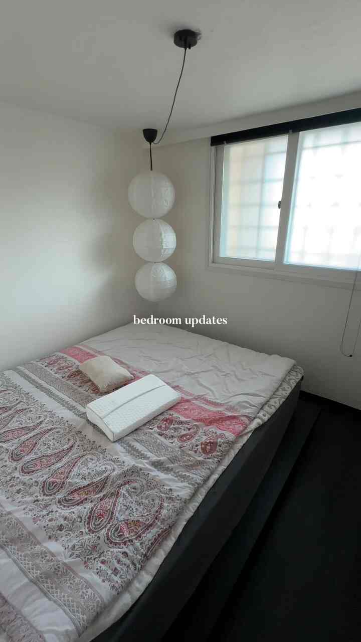 Bedroom makeover 🩶

引っ越してから1年ぶりにあれこれ変えた寝室！
カーテンも気に入ってタンフル照明も可愛い〰

ベディングはもともとあったのですが、もう少し暖かいものに変えたくてアイショッピングに行きましょう👀

#tovhaus #midcenturymodern #designedtolast #interiordesign #vintagefurniture #トブハウス #ミッドセンチュリー #ホームデコ #bedroomupdate #bedroomreset #ベッドルームインテリア
