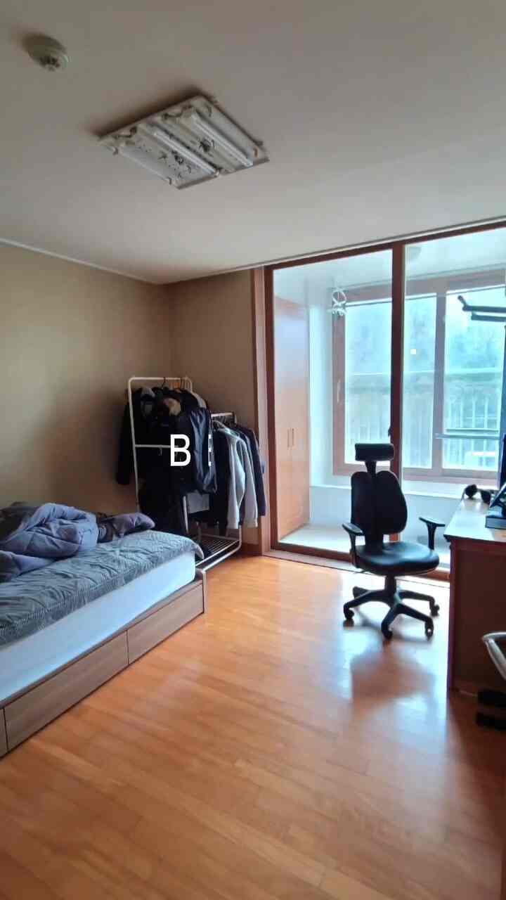 今住んでいる家に引っ越して3年くらいです。 
携帯電話の写真をまとめてインテリア工事前の写真を発見！
今回は子供の勉強室の写真を撮っておいたので 
比較ショットを作ってみました😆    