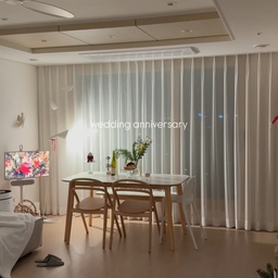#homeparty 
그냥 지나기엔 아쉬워 조각케이크랑 꽃 조금.
캔들 켰더니 무드가 확〰️
(화촉점화 같기도 🤣)
#리빙다이닝 #크리스마스무드 #홈파티
#밤무드 #거실인테리어 #거실꾸미기 
#온더테이블 #플레이팅 #플레이트
#기념일 #결기 #결혼기념일
#오홈스토랑