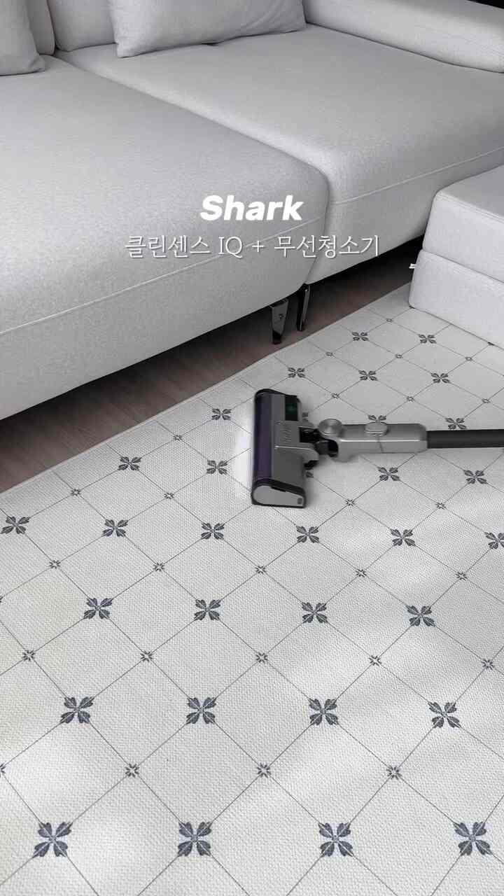 折る掃除機を見ましたか？ ⤴️
Shark CleanSense IQ +ワイヤレスクリーナーのFLEX機能大ヒット
これでソファの下も簡単に掃除できます。
▪️4つのインテリジェントセンサーで、コーナー、ほこり量、床タイプ、周囲の明るさを自動的に認識し、自動ほこり機能もあるのでとても楽です。
▪️一般的なブラシブラシではなく、柔らかいロールの形のブラシで、ほこりはよく吸着しながらも髪や動物の毛が挟まれず、ロールは分離して水洗いも可能です。
▪️様々なノズルと追加ブラシで隙間はもちろん各種ファブリックまで掃除可能！
▪️最大42分まで無線で使用可能なので、家の掃除も問題ありません。
使ってみるととても良いシャククリーナーです🦈

⤴️シャーククリーンセンスIQ +ワイヤレス掃除機IW3241JP 

#製品協賛
＃シャーク＃シャーク掃除機＃無線掃除機＃無線掃除機おすすめ＃車両用掃除機＃ハンディ掃除機＃SHARK
＃シャクニンジャ＃SHARKNINJA＃掃除機おすすめ＃折りたたみ掃除機＃



