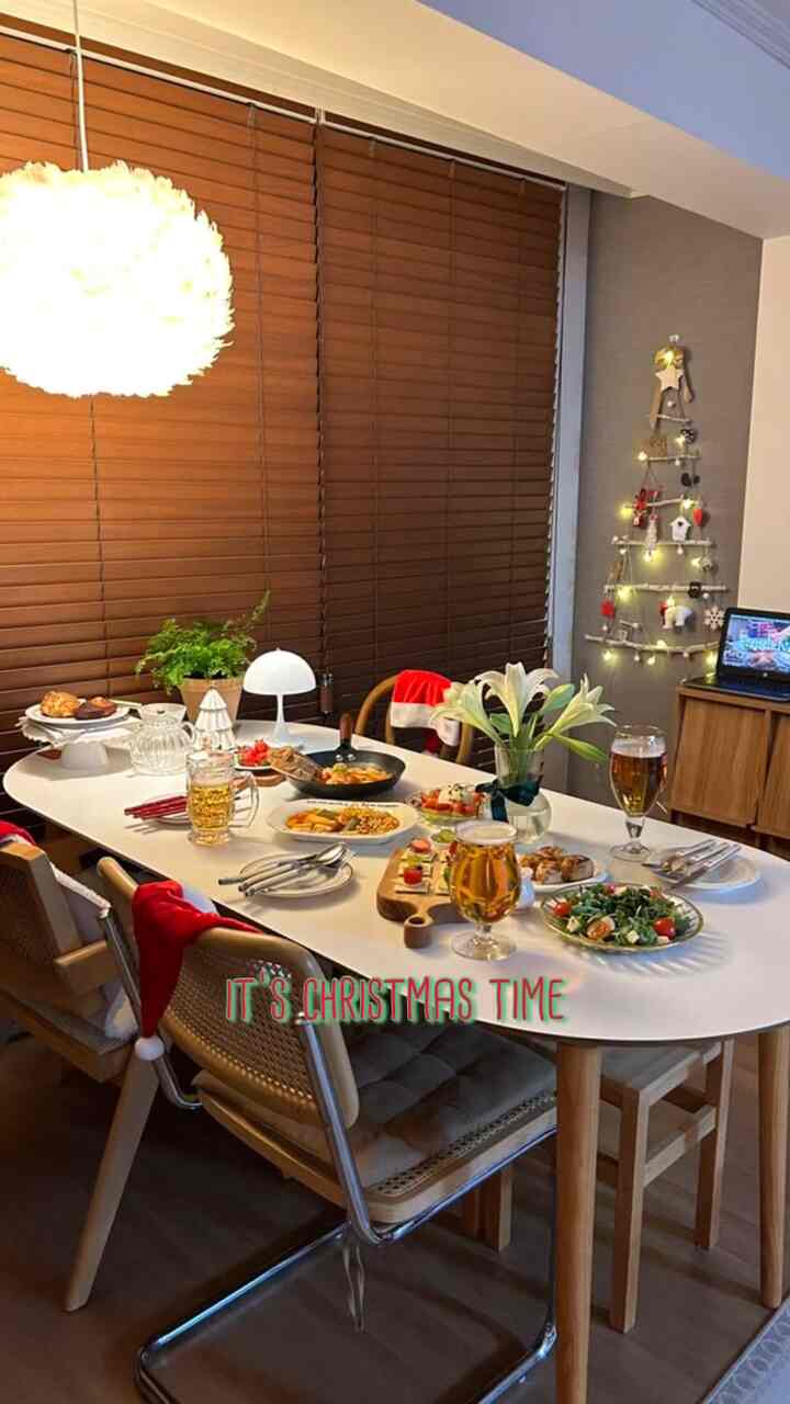 #홈파티에진심인편

📖友達と私の家で密かにホームパーティーした写真
見てください。

📝ガンバスとトッポッキがリースサラダを準備しました。
残念ですが、
ショートディーは夕方のパーティーでした☺️

🖋️それでも久しぶりに友達に会う  #콘수프기록 #콘수프  #크리스마스준비 #크리스마스파티 #크리스마스홈파티 #크리스마스리스 #크리스마스꾸미기 #맞팔해요 #맞팔 #온더테이블 #온더플레이트 #크리스마스테이블 #홈파티요리 #홈데코 #홈카페 #홈스윗홈 #homeparty #home #homecook #homedecor #homestyle #homeinterior 
