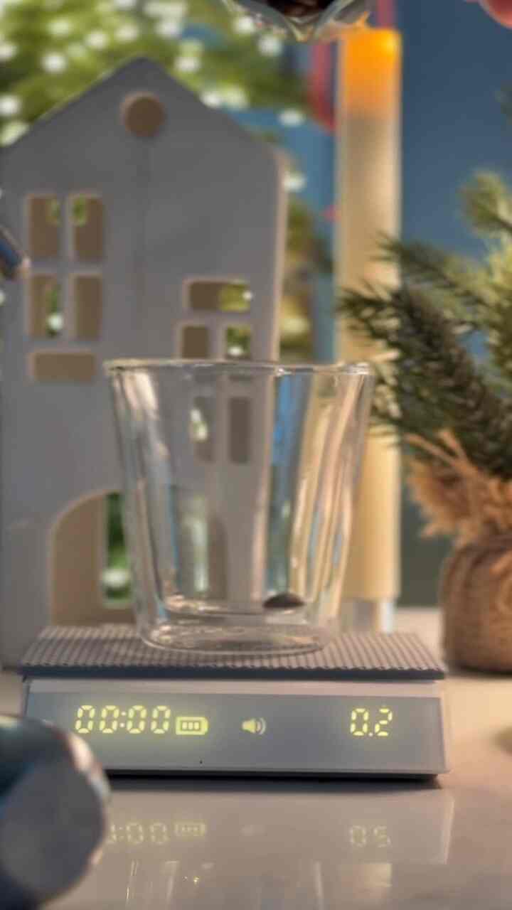 好きな豆に直接飲んでいるコーヒー、
それがホームカフェの魅力ではないでしょうか？🤎🤎

私は最近ホームカフェに陥っています... 🫶🏻

ずっしりとした長い余韻が漂うエスプレッソ、
澄んだ透明な雲の色味を込めたコーヒーカップ☕️


＃ホームカフェ＃ホームバリスタ＃ブレビル870＃ペサド＃ポーターフィルター＃タイムモア
#homecafe #homebarista #coffeeathome #coffeebar #coffeelover #breville #pesado 