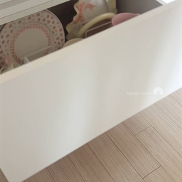 제가 파스텔색상 집기류를 모으는건
이제 많이들 아실것 같아요.. 😄
접시는 쌓아서 보관하면
꺼낼때도 불편하고
아랫면과 윗면이 닿으니까
깨끗하게 관리하기 어렵기도 하더라구요
그래서 접시꽂이에 착착 세워줍니당ㅎㅎ
저는 접시가 많기 때문에
하부장 자리가 좀 부족해욥
그래서 오픈장 공간에도 무빙랙 붙여놓고
예쁜 접시들 진열해주었더니
인테리어 효과도 있어요 😘
#예쁜접시 #예쁜템최고야 #예쁜템 #예쁜템최고 #접시 #접시추천 #귀여운접시 #귀여운주방 #귀여운주방템 #접시꽂이 #도마꽂이 #접시정리대 #접시정리 #하부장정리 #오픈장정리 #오픈장 #예쁜그릇 #예쁜그릇추천 #그릇추천 #그릇세트 #밥그릇 #수세미거치대 #수세미걸이 #파스텔톤주방 #파스텔톤인테리어 #예쁜주방 #귀여운주방 #주방꾸미기 #부엌 #살림공간 