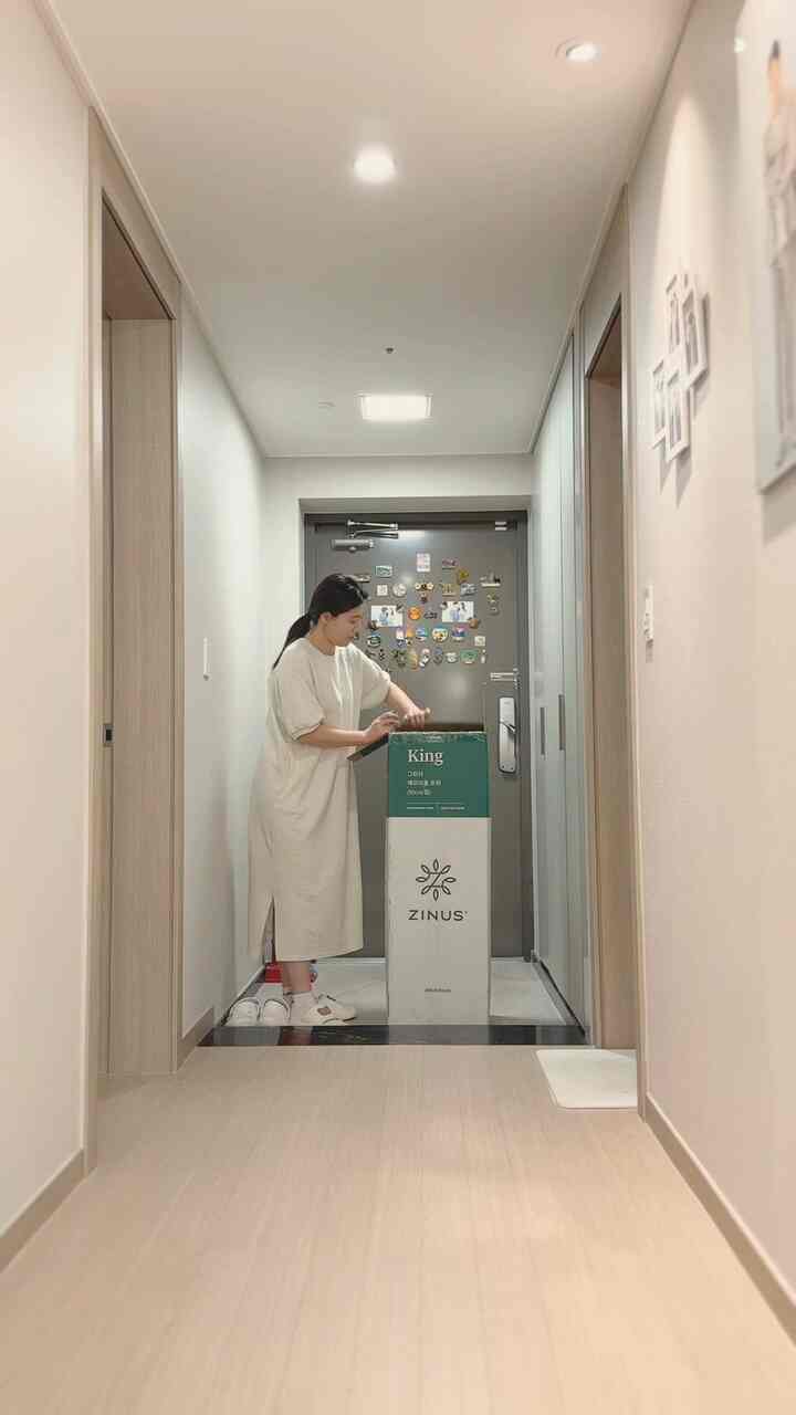 明日はジヌスサポーターズ解断式があります。
その新しいチョンドゥルしてしまった私たちの蒸しユーザー3期の方々… 🥲
見たいと思います🥹🫶🏻

蒸しユーザーの最後の投稿は、ジヌスグリーンティーメモリーフォームトッパーアンボクシングのビデオです。

マットレスを受けた時のように、トッパーもキングサイズであるにもかかわらずロールパックに乾かして
宅配便でもらえました！  #찐유저3기 #지누스매트리스 #지누스서포터즈 #가성비매트리스 #매트리스추천 #신혼부부 #신혼일상 #거실인테리어 #신축아파트인테리어 #거실꾸미기} #연말분위기