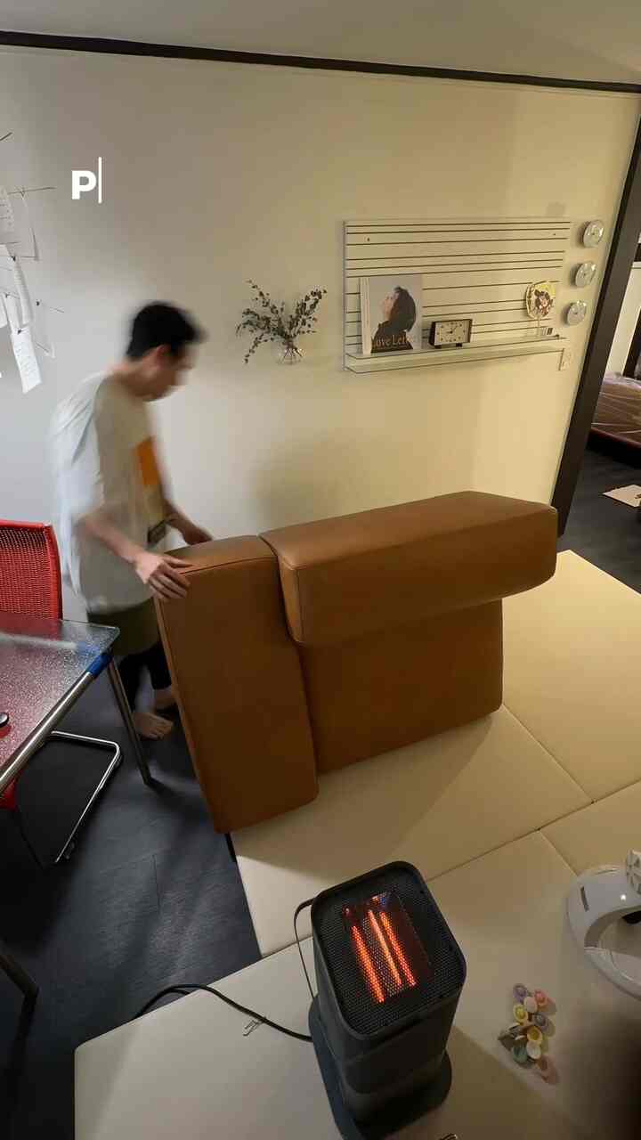 #リビングスタイル
When you finally found the sofa that matches your vibe 🛋️

-
ご覧の方々ごとにきれいにしてくれる私たちの家ニューソファはまさにフラットポイント@flat_pointのバンバーソファです🤎以前にレザーソファを使って初めてファブリックに変えてみましたが、より暖かくてふんわりして大満足な空間です。感じです。 🥰

モジュール形式なので配置も多様に試してみることができて良く抜ければ摂섭したファイテーブルもソファと一体のようにすっぽりセットですよ。

#tovhaus #midcenturymodern #designedtolast #interiordesign #vintagefurniture #livingroomidea #decorinspo #flatpoint #modulesofa #fabricsofa #トブハウス #ミッドセンチュリー #ホームデコ #デザイン家具 #インテリアデザイン＃バンバーソファ＃モジュールソファ＃ファブリックソファ＃リビングインテリア