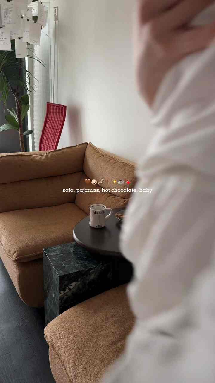 Cozy moment that I love 🤎🤎🤎

-
最近私の最愛のおやつはハッココにロリポリ..🫶🏻
肌寒い天気に暖かいココア一杯なら体が溶け落ちる気分です。 

スメグミルクフォーマーさえあれば、ホットチョコとラテ一杯はたっぷり作られますよ！スメグのおかげでカフェがうまくいかなくなりました…😂

お好みのモード設定しておき、ボタンだけ押してくれれば適度な温度に柔らかいフォームまで知って作ってくれるので本当に楽です。どうやってこんな商品を作ったんだ！そして毎回感心するスメグ...🥹

p.s.ロリーポリ粉砕なしで食べてみるのが願いです🙂‍↕️

#スメグ #SMEG #スメグアンバサダー #スメグアンバーサダーミニ #スメグアンバーサダーミニ3期#smeglovers #smegkitchen #smegtoaster #smegkettle #smegcollection #キッチン家電 #ハイエンドガーデン