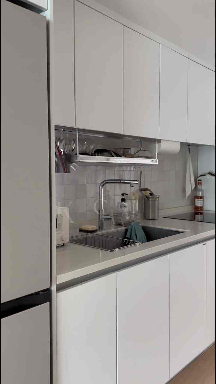 11坪小さな家のキッチン公開します👩🏻‍🍳
典型的な1文字キッチンですか？ペントリがまったくなく、炊飯器、電子レンジなどを全て入れなければならなかった空運のキッチン。しかも赤ちゃんが生まれて、どうして荷物が多くなるのか、結局は付着式食器乾燥台を設置するしかありませんでした。 

それでもできるだけ空間活用をしてテトリスを頑張ったところ、大きな不便さなく使用しています。小さなカウンタートップのために調理するときに不便なことを除いて収納はむしろ少し広がるまでです。 

以下に私が守っている数則をまとめてみると、

✅死んだ空間を活用する
整理台と棚を使用して、中庭の残りのスペースなしで収納します。キッチンがはるかに広くなります！

✅最小限のものだけを置く
小さな家 小さなキッチンは使わないものがあってはいけないスペース！赤ちゃん生まれてからマグカップの半分は捨ててニンジンだと思います。

✅使用頻度に応じた位置選定
よく使わないものは手の届かない上部の上の棚に収納し、よく使うものを手の届く位置に動線を考慮して収納します。

以上、あまりもののない内容ですが、守るだけで小さな収納場広く使えますよね？実はキッチン編のハイライトは下部長のようです。分配機場抜けば収納スペースもないのに鍋、フライパン、炊飯器、炊飯器、各種調味料まで..?!まもなく映像アップします(｡•̀ᴗ-)✧

＃小さな家＃小さな家のインテリア＃11坪＃11平のインテリア＃15坪＃15平のインテリア＃家の装飾＃インテリアデザイン＃キッチンインテリア＃キッチン＃小さなキッチン＃上部長＃下部長＃キッチン収納＃キッチン収納棚スターグラム＃収納＃収納整理＃収納整理ノウハウ＃収納の達人＃整理の達人＃コンスープ記録＃コンスープ＃ftc12