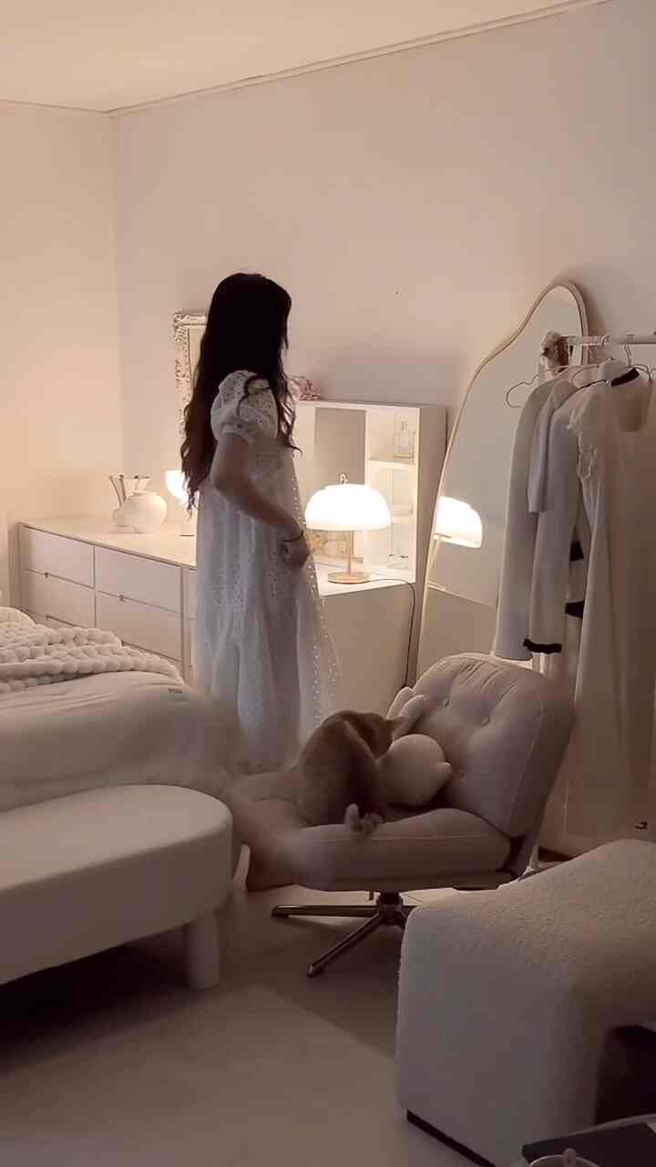 私たちの時間です。
大好き ෆ  #침실인테리어 #침대 #썸앤데코 #침대프레임 #신혼집  #화장대 #조명 #침실조명 #홈데코 #소품 #홈스타일링 #침대인테리어 #부클소파 #침실가구 #방꾸미기 #집꾸미기 #방꾸미기소품  #catlover #catlife #homedecor #インテリア