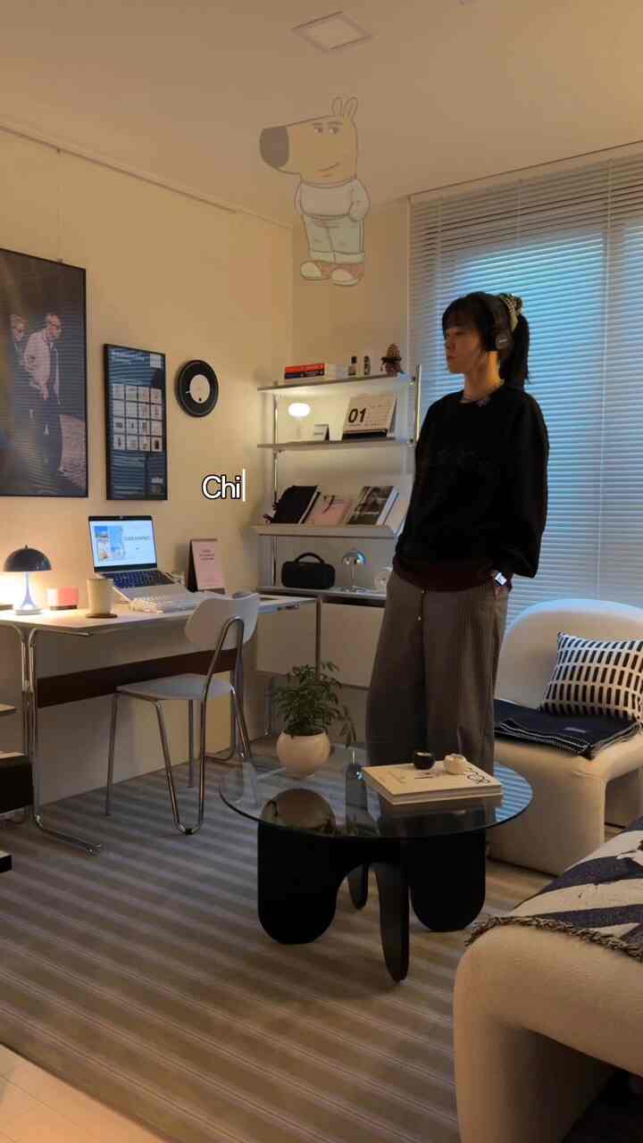 暖かい木目調と白い壁のミッドセンチュリーモダンなホームオフィス、ゴートのデスクとキャビネットが配置された整った書斎空間