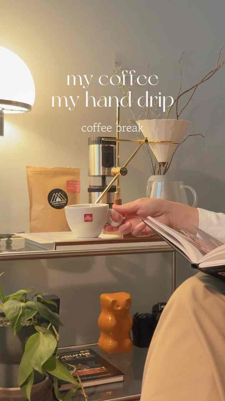 コーヒー豆がまっすぐ離れてカフェに行って豆を買いました。
済州に有名なカフェがとても多いですが、楽に飲むのはホームカフェだけのところはありません。
コーヒーマシンがあればとてもいいですが、手軽に飲むにはハンドドリップが一番いいです。
夫がプレゼントしてくれたハンドドリップセットですが、久しぶりにフルセットで取り出してみました。
高さ調整もできます。ゴールドフレームもとてもきれいで気に入っています。
それではみんな楽しいコーヒータイムを送ってください🤍

-

🏷️ホルツクロッツコーヒードリップスタンド
🏷️ユースコーヒーエチオピアグジーハンベラティルティラゴヨウォッシュド豆
🏷️マリッシュタイガールミ電動コーヒーグラインダー

#selfcafe #vlog #handdrip #coffeestation #coffeecorner #セルフインテリア #ホームバリスタ#ハンドドリップ 