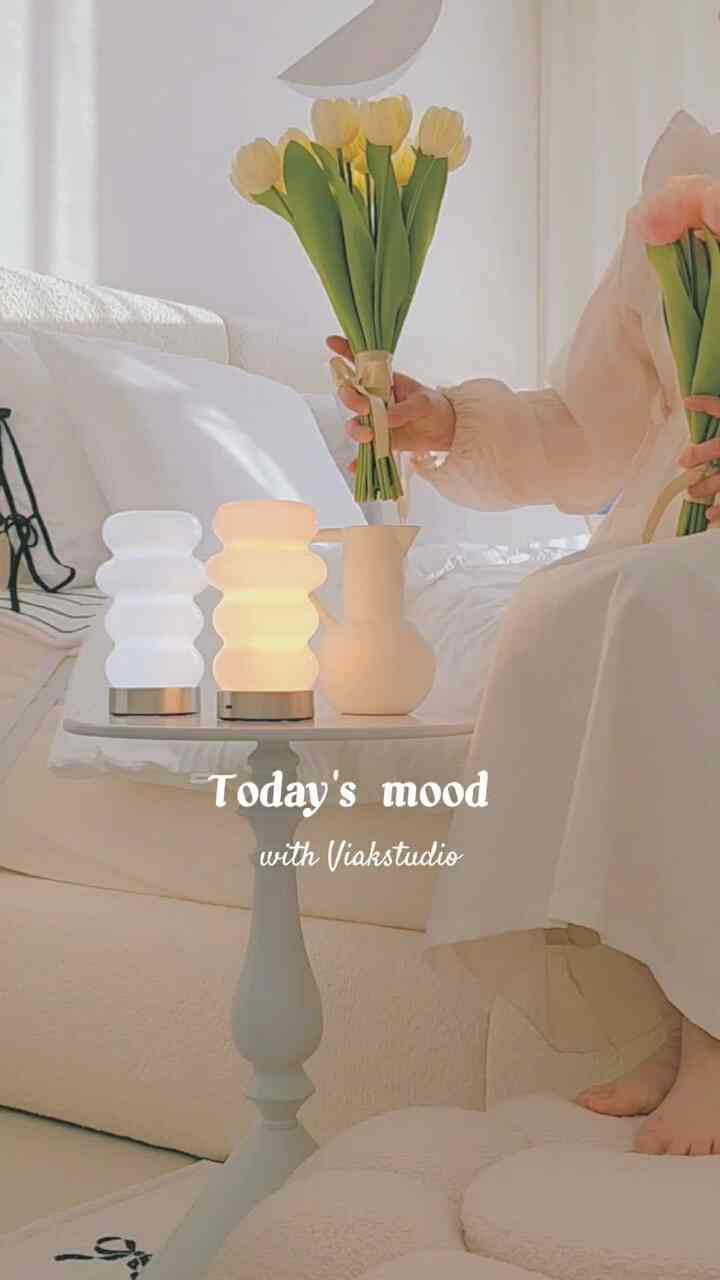 猫を育てながら諦めたものの一つが花です。
花に意外と猫に有害な毒素が多いです。 

私の好きな照明と花まで香り高いインテリア小物としても活用しやすいビアケイのチューリップ照明ですよ✨️

バブル照明も人気爆発のまさにその照明グルメビアケイのベストセラーであるチューリップシリーズです。 

ピンクのチューリップが春が盛り上がってきたようなときめきを与えると思います。 

乾電池タイプで手軽で火をつけなくても花瓶に差し込んでくれたらとてもきれいです！

パッケージボックスデザインから綺麗で来月ホワイトデーにガールフレンド、ワイププレゼントにも輝く花、枯れない花で 
永遠の愛を告白するのにとても良いと思います。

花の色によって込められた意味も異なり、デザインも多様だから 
Via Case Studioに行きましょう🤍

@viakstudio

＃ビアケーススタジオ＃花束照明＃チューリップ照明＃花照明＃オブジェ＃バブル照明＃花家の装飾＃家のスター＃今日の家＃コンスープ記録 