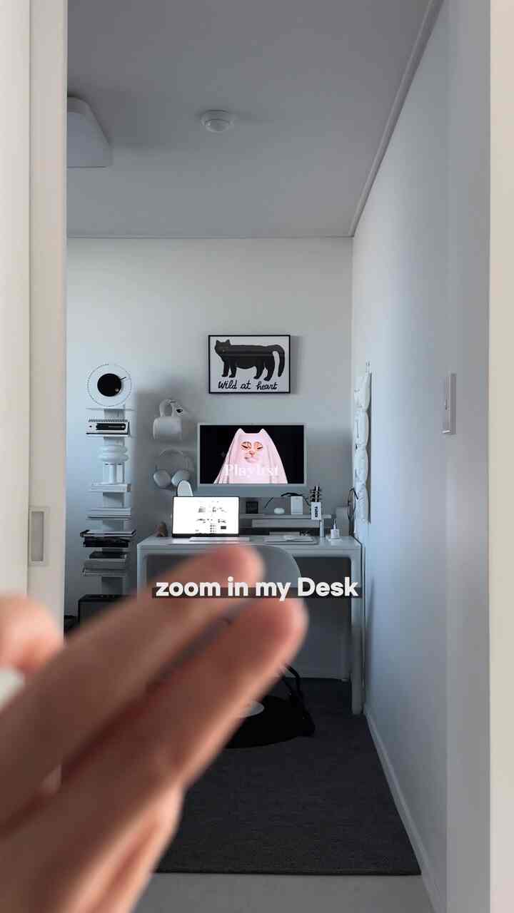 #집꾸꿀조합 Zoom in my desk! ✌🏻 

さて、モノトーンで飾られたデスクを見てみましょうか？ 

モノトーンの組み合わせは必勝組合で失敗できません。基本家具、デスクチェア 北棚はホワイトに置き、（家具は全てドゥドット製品）ラグはチャコール、発マットはブラック、モニター棚はメタル  #deskspace #deskdecor #deskinspiration #sotsu #데스크테리어 #데스크셋업 #데스크꾸미기 #책상꾸미기 #두닷 #두닷콰트로에어 #북선반