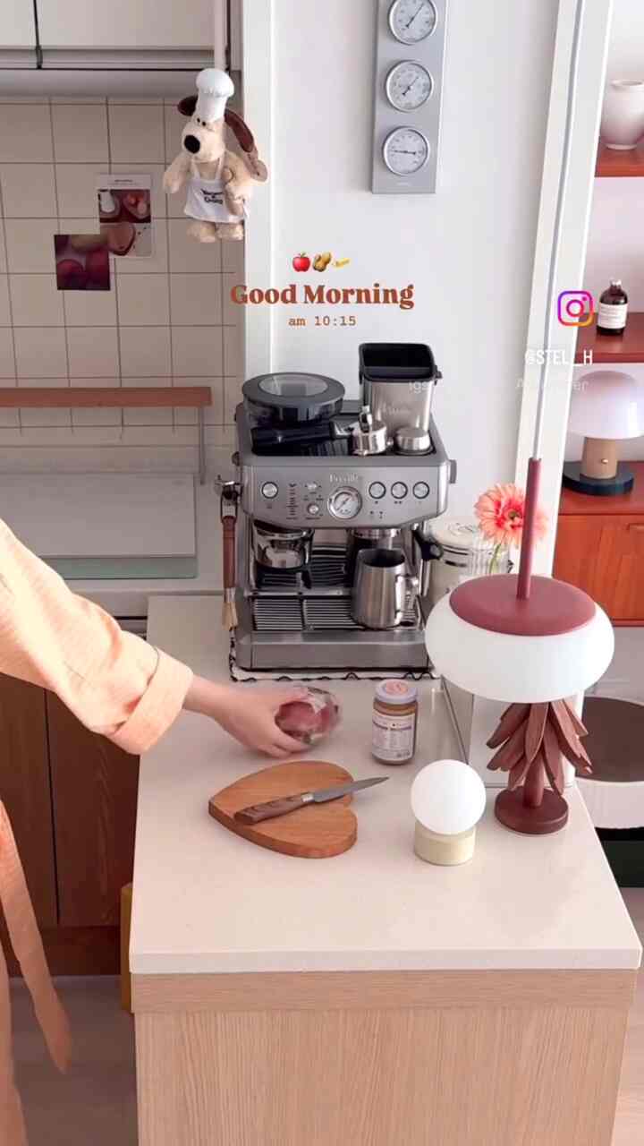 最近すっかり抜けてしまった🍎🥜🧈
リンゴ+ピーナッツバターの組み合わせ...🧡
これはなぜこんなに美味しいですか....???

元の朝食べない人なのに..
最近、突然この組み合わせに夢中になった 
数日目の朝は食べています🫢

いくら食べないか知っている 
ピーナッツバター80gで買った
二日ぶりに食べて大きなものに再購入しました...

とにかく一度残したいので撮った。 
撮ってみると…立ち上がるとすぐに撮りました。
頭が蒸した散髪..👀



。
。
＃コンスープ記録＃今日の私たちの家＃簡単メニュー
＃朝のリンゴ🍎＃リンゴピーナッツバター＃朝のメニュー＃アイルランドのダイニングテーブル＃minivlog＃朝の日常＃朝のルーチン＃ホワイトウッドキッチン＃ホームスタイリング＃ホームカフェ＃ブレビル