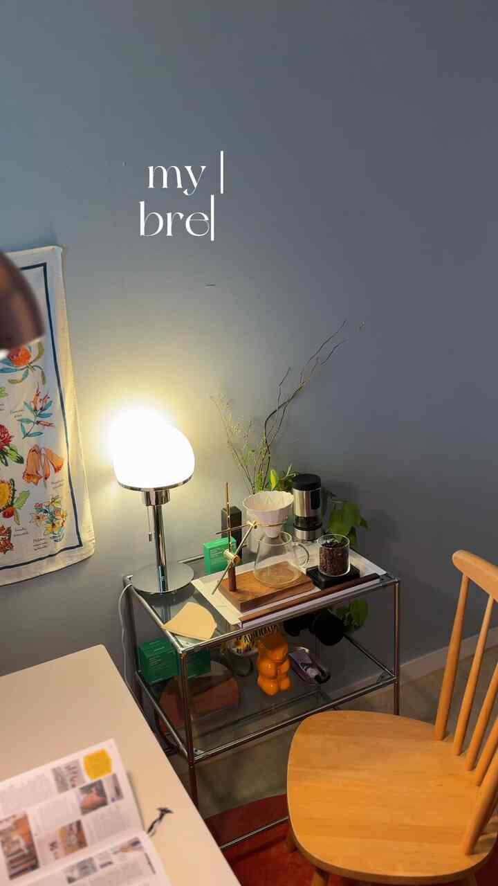 一日の気分転換が必要なときは、
香りほど私の気持ちを良くすることはないようです。

ハンドドリップでコーヒーを飲みます。
香りたっぷりのイニスフリーアイルナンバーハンドクリームで
気分転換します💚

特にアイルナンバーシリーズは男女ともにふさわしい
ジェンダーレスの香りで、夫もとても好きです。

一度塗ると香りが長持ちする感じです。
作業中も気持ちよく働けます。

特に作業中に粘着感がある場合
不便だと思いますが、べたつかずに
すっきり吸収されてしっとりと使えます。

手をしっとりと、
そして私の気分も快適に🌿

-

🏷️イニスフリーアイナルナンバーハンドクリーム - ワームアンドファジー
🏷️ホルツクロッツコーヒードリップスタンド
🏷️マリッシュタイガールミ電動コーヒーグラインダー

#イニスフリー #innisfree #イニスフリーハンドクリーム #vlog #selfcafe #vlog #handdrip #coffeestation 