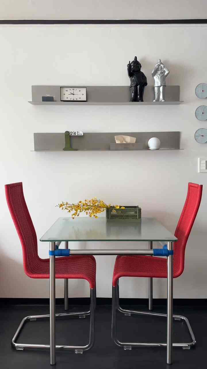 New shelf set up 🩶

ストーリーにもしばらく上げた新しい棚設置映像！
棚だけを変えても雰囲気が変わりますね🙊

-
#tovhaus #midcenturymodern #designedtolast #interiordesign #vintagefurniture #livingroomidea #decorinspo #wallshelf #トブハウス #ミッドセンチュリー #ホームデコ #デザイン家具