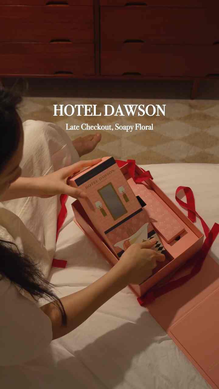 バスルームを暖かくいっぱいに満たした水蒸気が広がるように、ほんのりと快適な香りのソフィーフローラルの香り🎀
ディフューザーやルームスプレーボディウォッシュなどの香りで有名
ホテルドーソンの新しい香りです。

レートチェックアウトピンクリミテッドエディション
ホテルドーソンのディフューザーだけでなく
レートチェックアウトフラグランスタグ、チョコレート、ホテルドーソンキーリング、
ピンクペーパーが一緒に構成されており、プレゼント用にも最適です。
もうすぐ来るホワイトデーにぴったりでしょ？

柔らかくてほんのりと染み込む香りで安定感を与えるようです。
一日を終える寝室に置いた。
ホテルがうらやましいよ☺️

ホテルドーソンで上品な香りと実用的な構成、
ラブリーなパッケージまで良い香りで覚えられるプレゼントになるんです:-)
⠀

＃ホテルドーソン＃レイトチェックアウト＃ソフィフローラル香り