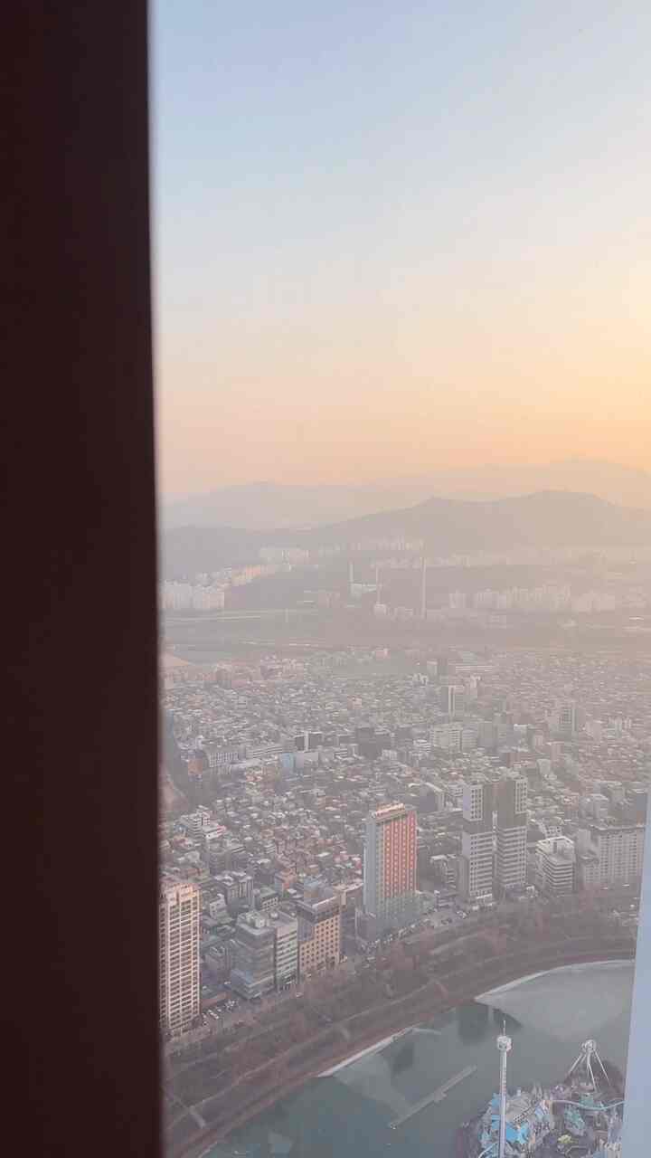 ＃広告|今回のローンチイベントでは！いつも写真だけで見た製品とトムディクソン様を直接お会いして話を聞くことができる本当に貴重な時間でした🙏🏻

「他人がしない道、夢見る人」 トムディクソン様がおっしゃってくださった哲学と共に製品を見ると、製品一つ一つがとても特別に感じられました！意味のない話ではなく、人生のインスピレーションもまさにたくさん受けてきました。

トムディクソンブランドは、シンプルなデザインをブランドを超えて金属、木、プラスチック、などの古物のような多様な材料で作った製品のストーリーの一つ一つが本当に愉快でした！

彼の照明はそのような素材の本質的な特性と質感を生かします
ラグジュアリーデザインブランドのトムディックスに仕上がりました。

これで特別講演が終わり、76階での素敵な夕食とラッキードローイベントまで一緒に立ち上げイベントの仕上げが上手にやってきました🖤

照明以外にも家具やアクセサリーまであるトムディクソン 
私たちの今日の家のバイナリショップで様々に会いましょう🤍

🏷️@binaryshop_official 
🏷️@tomdixonstudio

＃今日の家＃バイナリーショップ＃トムディクソン＃ランチ＃インテリア＃照明＃海外照明＃リビング＃binaryshop＃tomdixon＃家の装飾＃リビングライト＃照明おすすめ＃昏睡＃新婚＃コンスープ記録＃かわいいテム 