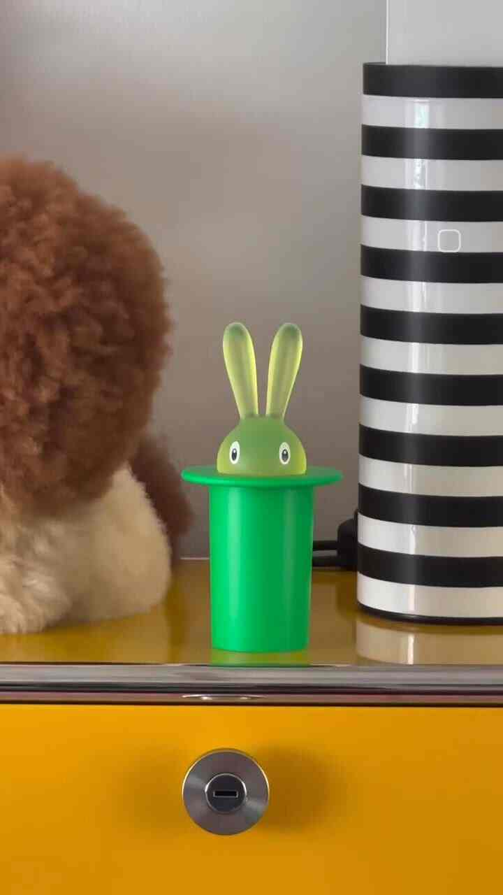 #広告

  ALESSI
  MAGIC BUNNY
TOOTHPICK HOLDER

今日の家バイナリーウィークでいつも好きなブランド
アレッシュマジックバニーつまようじホルダーを選んでみましたが、本当にこんなにかわいいホルダーを見ましたか？ 💚🐰
家にゲストがたくさん来る方なのにいつもつまようじを探すたびにちょっと綺麗なのに取り出せないのかな？といつも考えていましたが🤣
アレッシにこんなにかわいいウィットのつまようじロッカーがありましたよ！
魔術師の帽子の中に隠れているウサギの耳を持って上げるとつまようじが出ます！ 🐰🐰🐰本当に可愛すぎる？？🫶🏻💚
色もとても爽やかで本当に実物見ればこんなに可愛いのかな？
お願いします🤣💚🐰🫶🏻👏🐸

家のあちこちどこに置いても可愛すぎて見るたびに笑いが出ましたよ🐸^____^
収納状やトロリーのダイニングテーブルとテーブルの上にただ無心にトゥックアップしておくだけでもオブジェのようにとても可愛くて気持ち良くなるホルダーなので本当にとても気に入ったんですよ💚
家が贈り物や私のための家を飾る贈り物としてもお勧めです🎁💝

今日の家バイナリーショップ最大のイベントであるバイナリーウィークイベントが14日間行われ、毎日オープンする超特価製品と今浮上するハイエンドブランド製品を割引価格でお会いできます！ 🙂
今日の家最大のイベントであるバイナリーウィークイベントが3/17（月）～3/30（日）まで進行し、デザイナーブランドとプレミアムブランド製品を特典として購入できる良い機会に、普段目を見ていた製品を見てみてはいいと思います。
アレシドもバイナリウィークに参加するので、きれいな商品を見てみてください。

🏷️@binaryshop_official 

#今日の家 #バイナリーショップ #バイナリーウィーク #インテリア #binaryshop #binaryweek #アレッシ #alessi #magicbunny #toothpickholder #家の装飾 #カラーインテリア #家のギフト