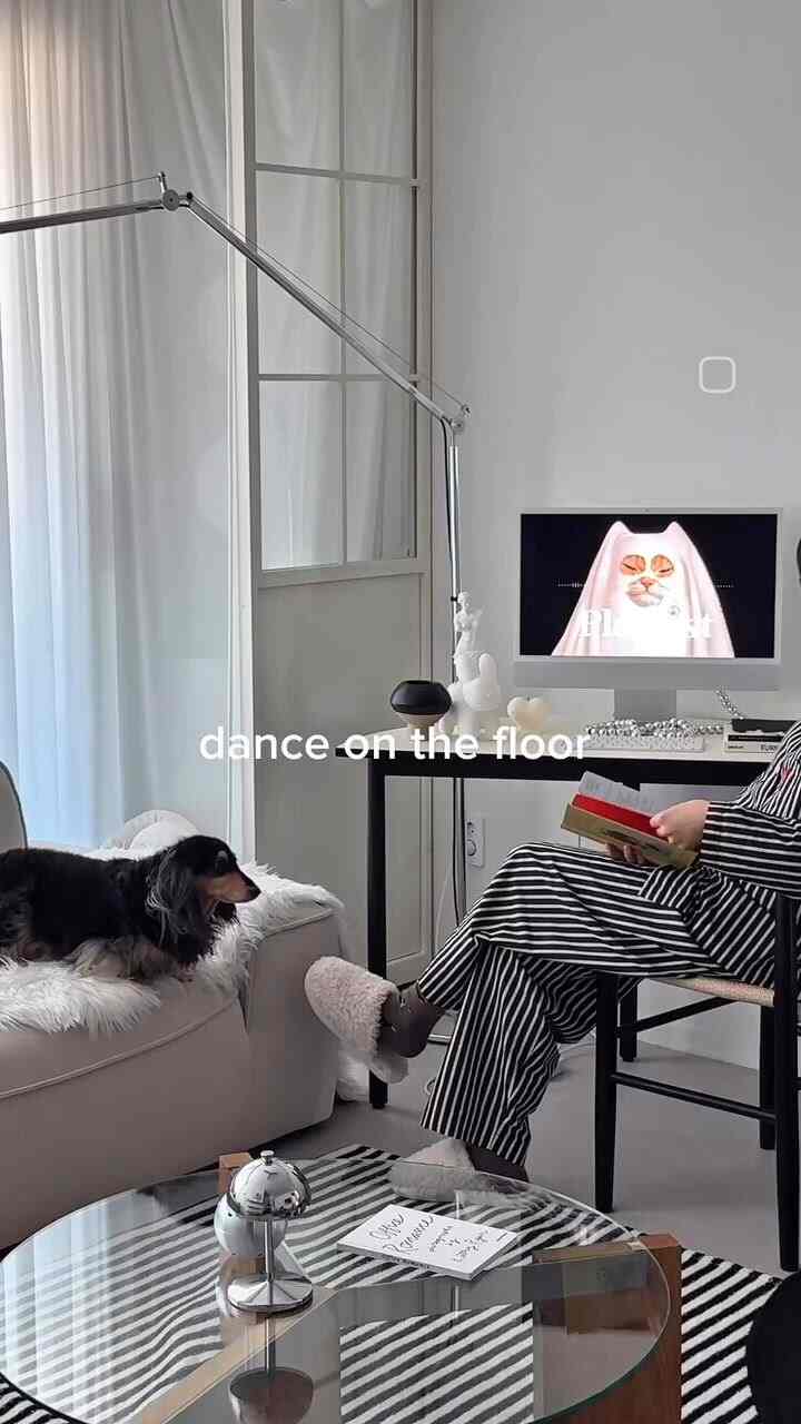 無毛のパジャマを着てみましたか？
ダンスオンザフロアパリスパジャマに会ったら
新世界を体験するつもりです🖤
。
ゆったりとしたオーバーフィットに入らないような軽さが安眠にも
助けて、ペット犬の毛から自由になります。
本当に楽！
。
くしゃみができない素材なので、いつも新しいようなフィットは完全趣味🖤
。
おじさん 
。

＃ダンスオンザフロア 