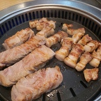 

요즘 미세먼지가 나쁘고 날씨는 너무너무 좋고 바람도 시원하게 불면서 봄이 맞이하려고 하는데 미세먼지가 왜이리 심한건지 마스크는 필수고 밖에 있으면 눈이 시리고 따갑고 아픈거같더라구요..ㅜㅜ

그래서인지 몸에 기름칠을 하고싶어 
고기먹으러 왔답니다!!😆

삼겹살,목살 주문해서 파절이와 마늘 쌈무 상추랑 쌈싸서 한입크기로 꿀꺽~~진짜 맛있쥬ㅋㅋㅋㅋㅋ

역시 고기는 언제나 먹어도 맛있는 맛..든든하니 최고죵😍😍





#고기 #고기파티 #고기불판 #삼겹살 #삼겹살구이 #삼겹살요리 #삼겹살파티 #파티 #인테리어 #불판 #요리 #목살 #목살고기 #굽는 #25년 #봄맞이 #봄 #요리 #사진 #사진맛집 #고기맛집 #사진찍기 #사진촬영 #맛집 #맛집투어 #맛집추천 #맛집탐방 #봄날씨 #봄날