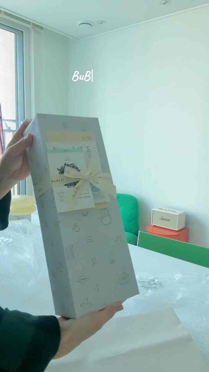 📎ブーティハウス茶道ギフトセット

数年前の結婚記念日に 
南海南家（@sidehome_namhae）から
4日ほど静かに過ごしたことがあった

そこに置かれた車道具
まさにブーブティハウスの茶道のセットだった

旅行中の朝
チェ・ユリの歌を歌う
兄とお茶を飲んだ🍵

その時の良い記憶が残っているのだろうか
私の家ができたら、必ず兄とお茶を集めます。
余裕を楽しんでいなければなりませんでした。
最近家が贈り物としてもらいました

きれいなギフトパッケージとイラストはがきまで
梱包一つにも丁寧に込められている
すぐに気分が良くなった

毎日毎日は忙しくて精神ではない
しばらく暖かい休息
私と兄にプレゼントする必要があります。

さて、茶葉を買いましょうか？ 🌿🌱
（贈り物は別の直径を呼びます）

＃ブーブティハウス＃車道具＃サンライト＃イケア＃マーシャルアクトン3＃レアローショートゴールド＃買わないで養子にする
