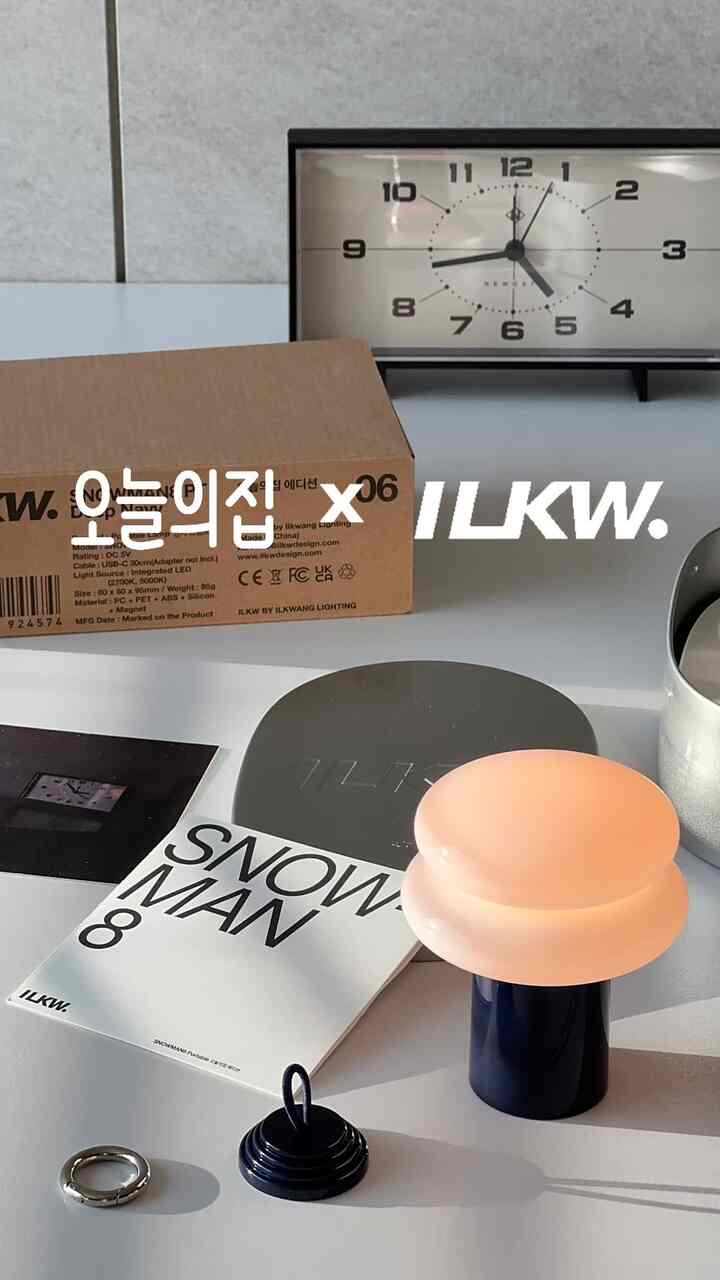 #製品サポート 

📌雰囲気を活かす感性ムードなど！
我が家一点、ほのかな照明ひとつで雰囲気完成！ ✨💡  
小さな照明一つがこうして空間のムードを変えることができるなんて、直接置いてみるともっと満足です。
これは＃日光電球のミニ充電ライト＃スノーマン8、＃今日の家でのみ購入できる特別なエディションです。
 
✔簡潔なデザイン
丸いシェイプと暖かい光が調和して調和し、どんな空間にも自然に浸透します。
充電式だからケーブルフリー！しかもキュートなサイズのおかげで、協卓、机、棚どこでも軽く載せておきますよ😉

✔ムード1スプーン、感性2スプーン
一日を終えてこの照明だけをほのかにつけておくと空間がより居心地よく感じられますよ！サイズは小さくても存在感は確実なアイテムです。

💡一緒にオブジェ
クラシックな感性時計は今回出産したウィシステムですが、 
スノーマンパッケージに含まれているフォトカードにも同じ時計がありましたねㅎㅎ運命か…！
おかげで、植木鉢、本など、さまざまなオブジェの全体的なムードが調和しています。
より感覚的な空間が完成しました 🖤🤍

 
この照明ひとつでも確実な雰囲気変身！
小さな変化が与える大きな違い、自分で体験してください💫





