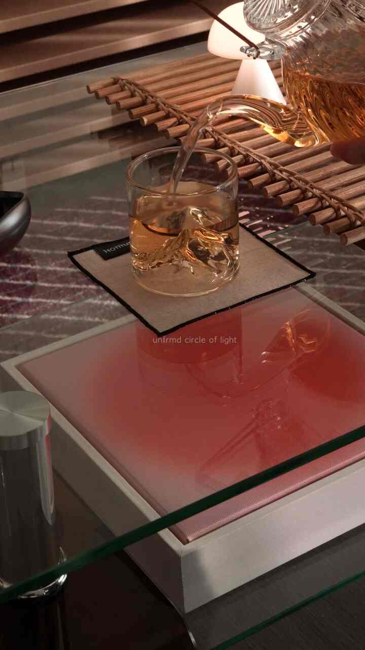 #오늘의우리집フォトフレーム1つでリビングルームムード180度を変更する/夕暮れ時のムード

ポイントとなる額縁ひとつで
リビングルームのムードがはっきり変わったように見えますか？
私の好きな夕暮れ時のムードをリビングルームに入れたいので演出してみました。
光が広がるグラデーションが夕日を妙に盛り上げましたね。

通常の海外アカウントでこれに似た額縁を見つけました。
ひとり一度スタイリングに活用してみたかったのに、
予想したままムードが演出され、とても気持ちのいい瞬間！

私が選んだ色は「オレンジ」です。
私たちの家の夕暮れ時のリビングルームのムードはビデオを通して確認することができます！

（製品情報：アンフレームド/ circle of light  #포인트액자 #거실스타일링  #거실인테리어 #거실소품 