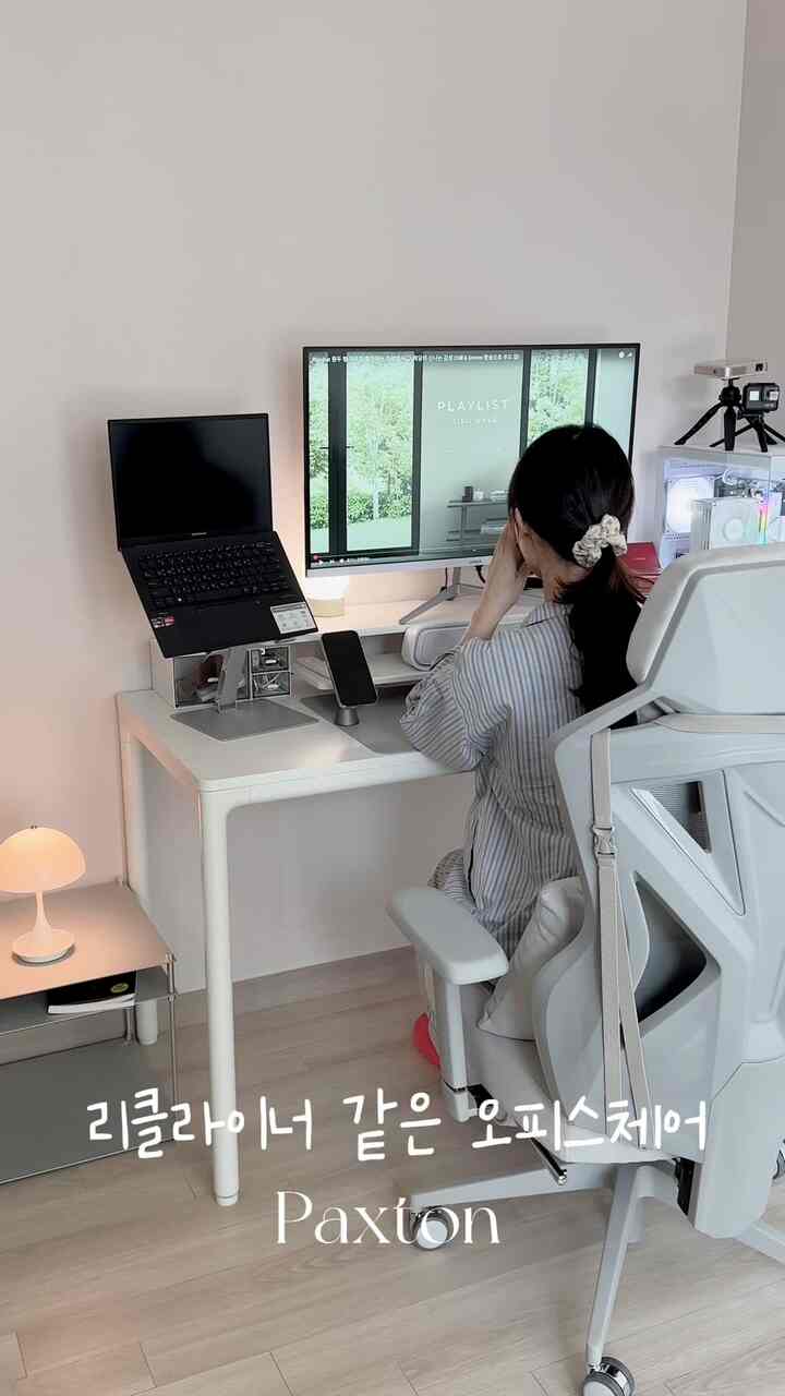 ＃車輪付き家具|リクライナーソファのようなオフィスチェア💺
🇯🇵日本から配送されたPaxtonの椅子でシルバーホームオフィスを飾ってみました✨
自宅でコンピュータを長くすると首も痛く、腰もスッとしたのにフットレスト広がり、背もたれをずっと濡らすと、どのリクライナーに劣らず楽にしましたよ🥹
ほのかなパールグレーカラーとベルベット素材もとても高級感があります🤍
持ち手の高さ、角度も自由に調節できるので、185cm夫と160秒半の私の体型に関係なく合わせて使えて満足✅
今、もっと勤勉にYouTubeのビデオを編集してみる必要があります。

🏷️製品情報 
#paxton @paxton_smart
https://paxton-official.com/

＃メイトハウス＃メリドハウス＃ゲームデスク＃ゲームルーム＃部屋＃デスク＃ホームオフィス＃ホームオフィス装飾＃ホームオフィスインテリア＃書斎＃書斎インテリア＃デスクテリア＃デスクテリア＃デスクセット＃オフィスチェア＃デスクチェア＃ゲームチェア 