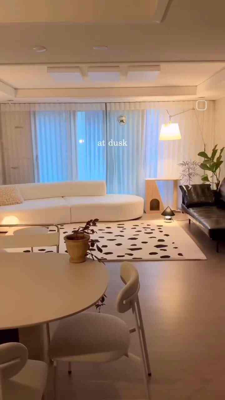 #今日の私の家 
私たちの家には植物がたくさんありますが、植物はベランダと書斎、小さな部屋に置き、リビングルームはミニマリストを維持しようとします。

＃コンスープの記録＃レザーソファ＃ポセリンダイニングテーブル＃アルテミデ＃鉄テリア＃ホワイトインテリア