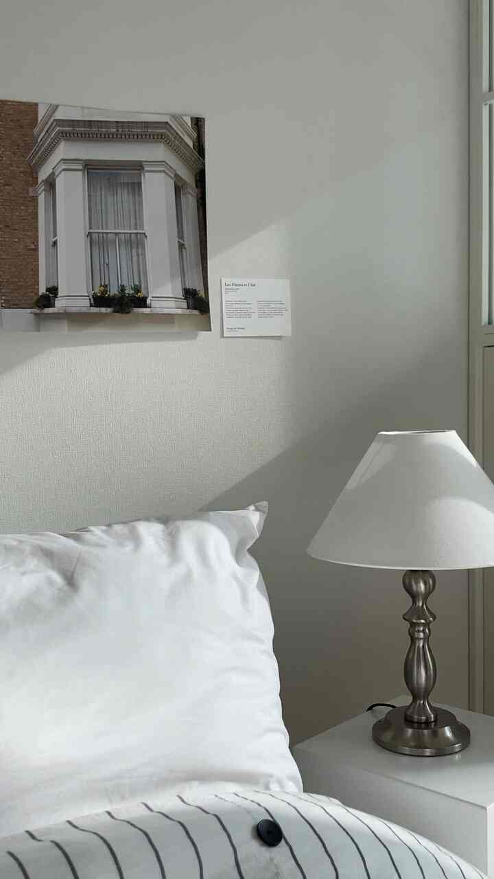 #오감리뷰プログラムを通じて製品を提供して直接
使用してスタイリングした後期です。

デザイン
この照明は豪華なアンティーク感性とヨーロッパクラシックスタイルが絶妙に調和したデザインが印象的です。シルバーメタルカラーのフレーム、スムーズなカーブデザインのボディシェードにシルバーカラーが 
ヨーロッパの感性が染み込んだような雰囲気を演出してくれる照明です。

サイズ
サイズはベッドサイドの協卓やテーブルに置くのにちょうどいいサイズです！ 
重さも軽くてリビング、寝室、テーブルのあちこちどこに置いてもみんなよく似合ってポイント与えるのがいいです:) 

 
機能
照明をつけた時、ほのかに広がる光が空間を暖かくしてくれ、雰囲気をさらに居心地よくさせてくれ、日中はそれ自体でもオブジェの役割をします。

利便性
ワンタッチスイッチの反応も速く、操作も直感的だから誰でも簡単に使えます。

管理法
ほこりがたまらないスタイルではなく、簡単な乾いた布で定期的に拭いてくれれば、きれいに保つことができます。 



アンティークながらもクラシックな感じが好きなら 
Antique Table  #테이블램프 #인테리어소품 #모던클래식 #공간스타일링 #에프에프컬렉티브 #조명 #스탠드 