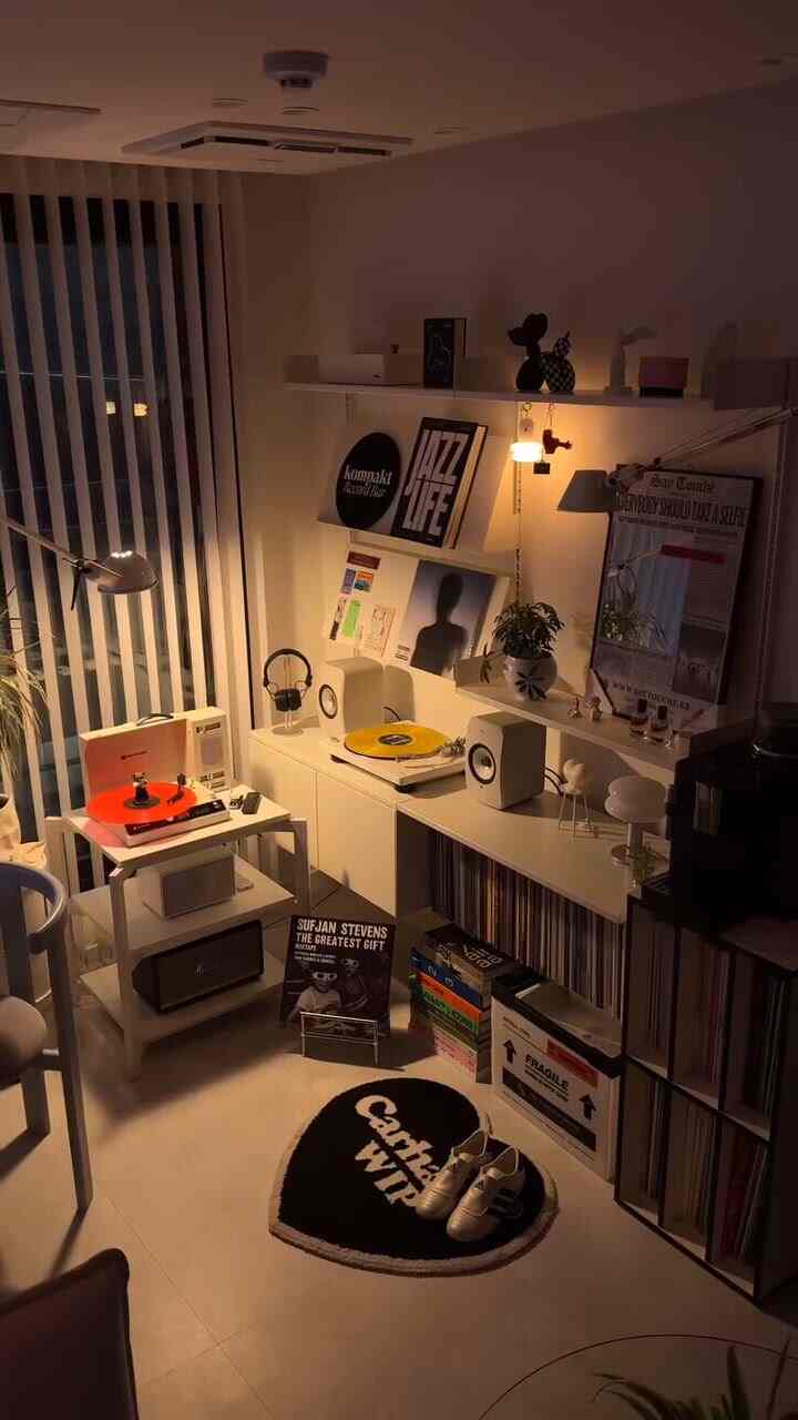 ＃かわいいテム最高のバイニールラバーを集めてください、、⭐️

ユミネミュージックゾーンに近づくスパジオターンテーブル棚が入ってきました！これで音楽機器を集めてみました。 😎

ターンテーブルが多めに上がる広い幅にLPとスピーカーまで安定して収納される構成です。ずっしりとしたフレームが揺れることなく支えてくれて、それでもバイニールの音ももっと綺麗に聞こえる気分です。 🎧

パウダーコーティング仕上げなので、キズにも強くミニマルなムードに整えられたシルエットのおかげで、どんな空間でも自然に調和したんですよ。

今日は残りの仕事を終えながら夕焼けを見るのにダニエルシーザーアルバムが思い出したんです…

音楽が好きな方は満足していますよ💫

＃スパジオシェルフ＃ターンテーブルシェルフ＃オーディオシェルフ＃ターンテーブル収納＃ダイヤグスパジオ＃ホームオーディオ＃デスクテリア＃LP家具＃ターンテーブル＃バイニール＃バイニールコレクション＃ホームデコ＃ミュージックゾーン＃音楽スペース#コンスープ #lp #vinyl #record #musiclovers #apartament #intriordesign
