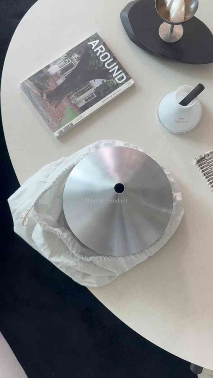 #광고 手作業の美しさを込めた 
TomdixonのBeat Aluminiumコレクション✨
私はBeat fat pendantを試しています:)

BEATのよりスタイリッシュで象徴的なバージョン
ブラシドアルミならではの滑らかで光沢のある表面が光を受け、ほのかな光沢が美しいです🩶

私たちの家のインテリアに自然に似合う 
ナチュラルなカラーが断定しながら魅力的なようです。
ダイニングテーブルで食事をするときに照明に集中して
もっと雰囲気のある食事時間になると思います。
照明一つで豪華な雰囲気いっぱいになります:)

無駄なくきれいに落ちる線と比率 
インテリアに視覚的に安定感を与えます。

金属を手で成形して溶接して叩く
テクスチャを完成したトムディクソン照明🫶🏻
伝統的な真鍮加工技術を現代的な照明デザインに融合し、職人の手がそのまま残っていてよりユニークですよ:)

製品を受け取ったときにダストバッグに入ってオープン
気分も良かったです🤍 
これからも綺麗に使ってみよう :)

🗝️ Tomdixon_Beat pendant  #톰딕슨 #tomdixon #조명추천 #조명인테리어 #펜던트조명 #팬던트조명 #천장조명 #거실조명 #수입조명  #거실꾸미기 #해외조명 #톰딕슨조명 #블랙앤화이트인테리어 #실버인테리어 #실버조명 #interior #home
