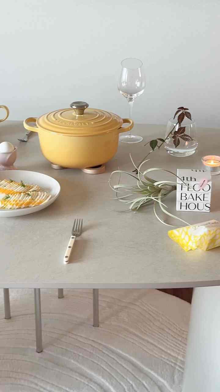 ＃かわいいテム
長い連休が終わり、残念な心は
ルクルーゼカモミール＆ジャンデレリーフコレクション付き
春ムードたっぷり盛り込まれたホームパーティーに続きます。
鮮やかなイエロー＆パステルカラーでプレーする 
春の感性をダイニングテーブルで感じることができますね。
一つ一つ愛らしいです💛

フランスの高級キッチン＆ダイニングブランドルクルーゼ長沙100周年🧡
同じ料理ももっと深い味を感じさせる
新婚から愛するルクルーゼ鋳鉄鋳物です。
こんな素敵なコレクションで会う 
久しぶりに（？）楽しく調理したそうです♥

＃提供＃ルクルーゼ＃LECREUSET＃春のお祝い＃ルクルゼウォンポット＃シグネチャーサークルポット＃春のホームホームダイニング＃ホームパーティー＃家のレシピ＃ホームパーティーレシピおすすめ＃プレーティング＃オンテーブル
