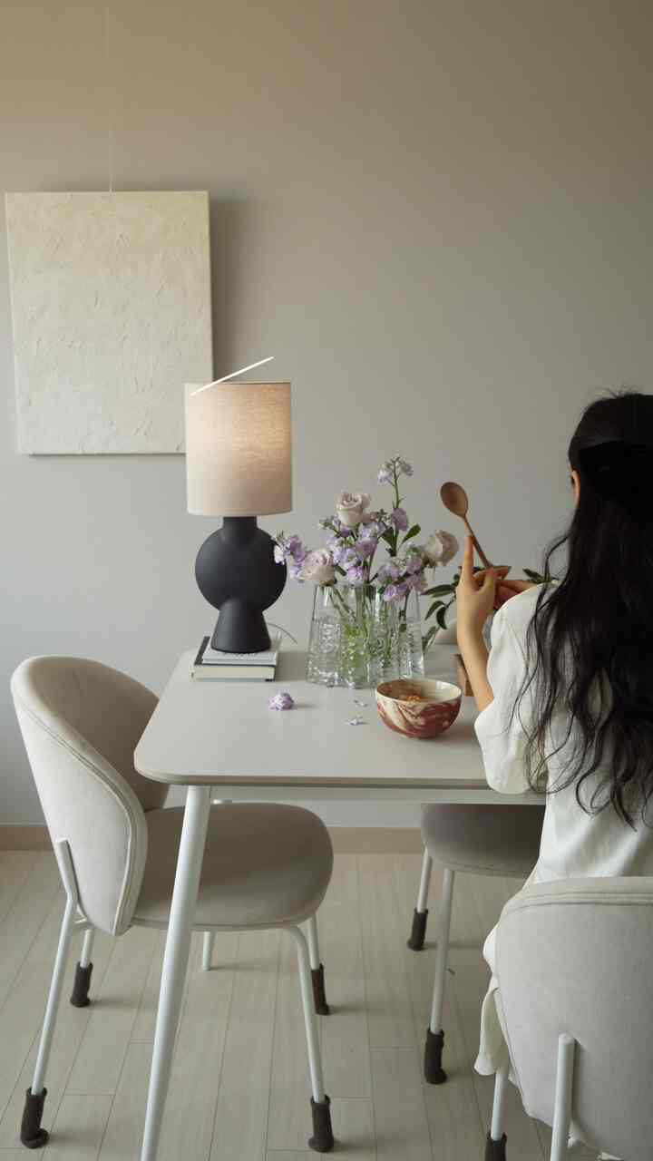 今週の花が来る日！ 新しい花瓶まで到着したので期待感が倍増しました。 いつも状態の良い花だけが来て今回も期待したが、今回はバラに傷が多く5月なので、色が惜しいカーネーションだけ3種類も…。 😢

しかし！ クイデザイン花瓶マジックで気分転換はワン。壁。しました！
有機的な曲線と不規則なガラス表面が光を美しく反射してくれるので、花がなくてもオブジェで十分きれいなアイテムです。 水と花を入れた時は雰囲気がより深くなって、これまでなぜ悩んだのかと思いました。

そして今回一緒に連れてきたのは、シリアル専用で使えるボールとスプーン🍽️ハンドメイド製品だから柄が違うし、インテリアが艶やかで使い心地もとても満足ですよ！ これは本当にもう少し入れたいアイテムです。
最後に！いよいよ私たちの家にもブラックポイントオブジェができました🖤やはりブラック一つぐらいはなければ…。
今回の照明は家にブラックポイント1つあたりはなければならないということ
ちゃんと証明してくれました。
照明ひとつで空間の雰囲気がこんなに変わるのではないか。
さらに、ノルディックデザインフェスタのおかげで30％割引で連れてきたアイラより満足！
花瓶はなんと45％割引！
しばらく悩んで割引のおかげで躊躇してしまいました！
今考えても上手だったと思うだけです:) 
⠀
▫️Bloomingville / テーブルライトテラコッタ
▫️Bloomingville / ステイシーボウル
▫️Cooee Design / グレイワイド花瓶 19cm
▫️MUUBS/チークサービングスプーン22cm
▫️BROSTE COPENHAGEN / リンピオールドプレート 14x24 cm
▫️Blomus/アベントトレイ18x30 cm
▫️ Bloomingville / ポルドル鉢植え 015.5cm


＃春の梅＃メイトハウス＃メイトハウス1期＃リビングインテリア＃サムアンデコ＃ノルディックネスト＃インテリアアクセサリー＃北欧インテリア＃スカンジリビング#スペシャルクリエイター