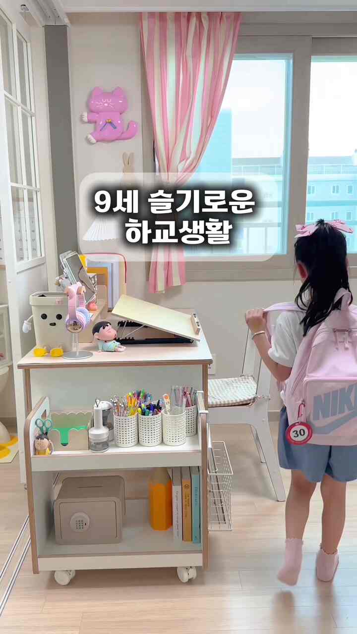 白い壁と木目調の床の子供部屋、双子のベッドとデスクが配置された明るくすっきりした空間