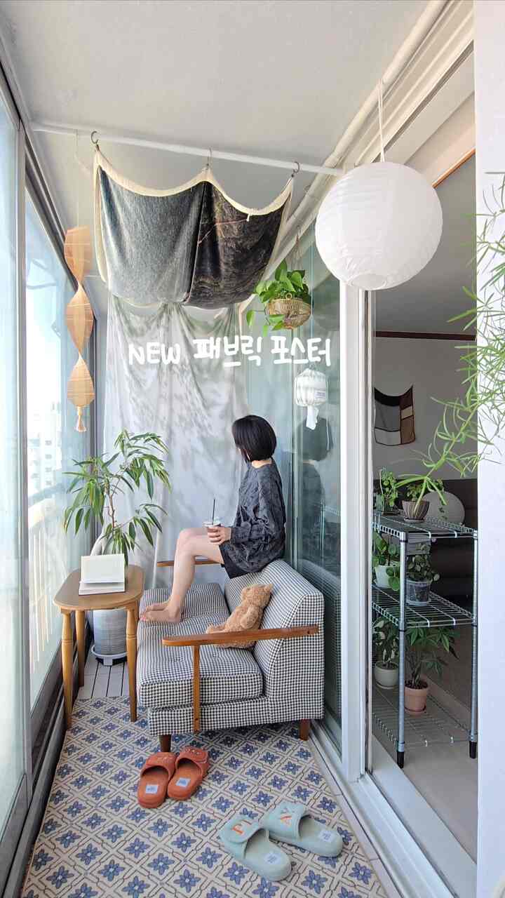 new ファブリックポスターで飾るベランダ🌿

🔔[ファダホームXファインダースキパス]＃共同購入オープン

新芸術家の作品とライフスタイルの小物を紹介する
@finderskeepers.officialで新しくリリースされたアイテム、
𝟐𝐏𝐌ファブリックポスターを良い機会としてご紹介させていただきました。

✱共同購入特別価格

🔸1個単独購入で20％割引（77,000ウォン→61,600ウォン）
🔸2セット購入で25％割引（154,000ウォン→115,500ウォン）

✱ 𝟱/𝟭𝟵(月)～𝟱/𝟮𝟲(月) 7日間進行

✱「プロフィールリンク」で購入可能

今回の工具は「今日の家」との単独特価キャンペーンで
@hwada.homeでのみ最低価格で購入できます。

穏やかな午後の暖かさとふわふわを込めたファブリックポスターで
空間に感性と穏やかな休息を吹き込んでみてください✨🍃

興味のある方は@hwada.homeインスタグラムトップ
「プロフィールリンク」または下記リンク参考お願いします☺️🤍

https://ozip.me/oYnx6CY?af

......

🔔𝐜𝐡𝐞𝐜𝐤 𝐩𝐨𝐢𝐧𝐭

✔︎苦しい建物ビューなど、窓の外の風景が惜しいときに𝟐𝐏𝐌ファブリックポスターで空間にさわやかな変化をもたらすことができます。

✔︎ファブリック一枚で簡単に部屋の雰囲気を変えることができますよ。ペイント塗りや家具交換の気になる方に特におすすめです。

✔︎感性インテリアポイントアイテムとしてもピッタリです。片方の壁に歩いてきれいなポスターやアートワークのように活用できます。

✔︎オープンされた収納場、ドレスルーム、ベランダ倉庫などをカバーし、生活空間の中の複雑なものを感性的に行きましょう。

✔︎感覚的でスッキリとしたパッケージで大切な人にプレゼントするのが好きです。

＃今日の家＃家の飾り
