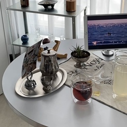 얼죽아는 무조건 여름맞이 아이스컵을 준비해야죠🤍
헤리터415ml,270ml 두 사이즈로 큰컵은 아아전용 작은사이즈는 아이스라떼 종류로 많이 사용하는데 더블월구조로 물맺힘이 없어 아이스 음료 마시기 넘 딱이잖아욧➰➰🤍
#콘스푸기록 #헤리터 #홈카페 #홈카페존 #홈카페투어 #신혼부부 #신혼집인테리어 #여름준비템 #얼죽아 #집꾸미기 #집스타그램 #예쁜템최고야 #거실인테리어 #신혼집 #신축아파트 #신축아파트인테리어 #준글라스