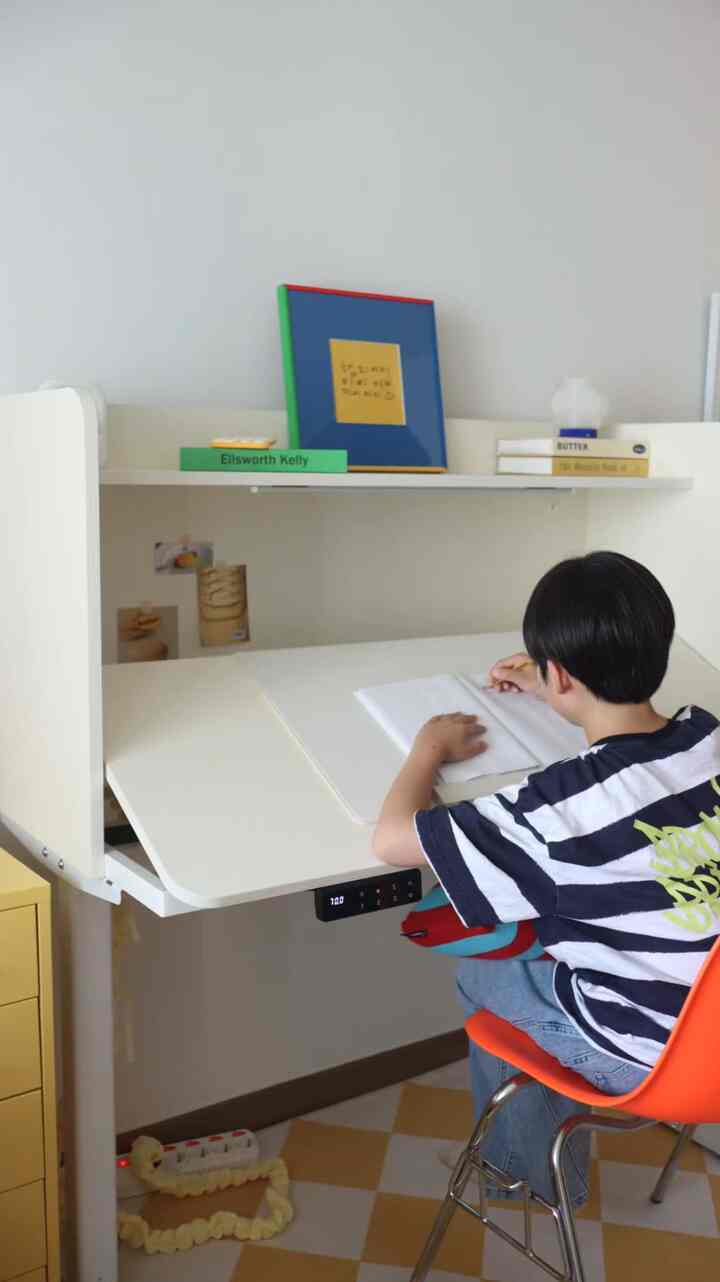 #製品提供
銀乳房に入ったレディ家具のモーションMデスク
機能がとてもよく紹介することも多すぎます。

一度きれいできれいなデザインは基本！

よく使う高さ最大3個までのメモリ保存も可能
キッズロック（Child Lock）で誤動作防止できます。

キッズロックこれは私の家に不可欠でした！！🔐
比喩が勉強していますが、サンウが入っていて面白いので、何度も押しました。
その時、キッズロック一つ歩いておくと心配はありません。

省電力モード：2分未作動時電源自動遮断に
タイマー機能（30分単位、最大2時間設定）まであり
学習ルーチンの管理にもとても良いスマートな机ですよ🤍

＃子供デスク＃モーションデスク＃レディ家具＃デスクおすすめ 
＃レディ家具＃レディ家具モーションデスク＃レディ家具コットンMモーションデスク＃角度調整デスク＃子供デスク＃学生デスク