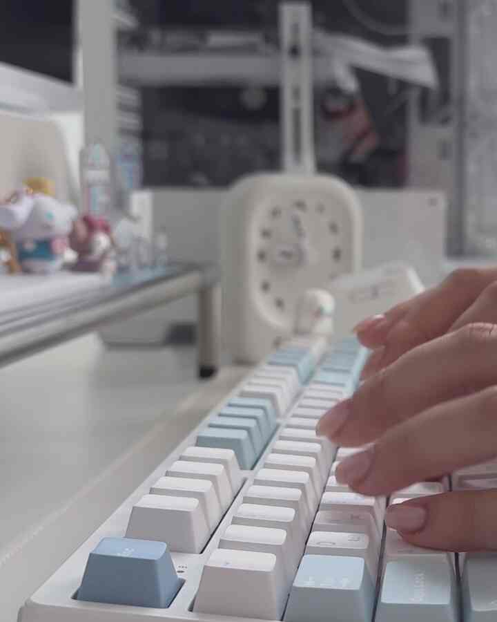 

机の上の雰囲気を変えたいならプリフローAK68キーボード、♡
初めて取り出したやいなや色味にすぐ反りました。
綺麗な水色、ソラクル感ですが写真より実物がはるかに感性的です。

打鍵感は本当にモングルモングルです。
柔らかく穏やかで長持ちしても手が快適で、夜も静かで気軽に使えます。
ワイヤレス、有線、ブルートゥースまで全てサポートし、接続も簡単で、
フル配列だから数字キーパッドまであり実用に大好きです。
一度見てみてください🩵🤍

＃フリーフロー＃キーボード＃低騒音キーボード＃ゲーミングキーボード＃オフィスキーボード＃AK68＃キーボード＃フルレイアウト＃デスクテリア＃今日の家＃部屋の飾り＃家の装飾＃キーボードキーキャップ＃コンピューター＃ゲーム