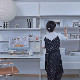 #집요한리뷰대회 #스페셜크리에이터
1. 제목 : 못질없이 설치하는 펀잇쳐스 모듈가구! 
2. 제품명 : 펀잇쳐스 서재/공부방세트 스탠드형
(W2400(1200+1200) H2124 *L스탠드(독립형)
3. 제품 만족도 : ★★★★★ 
4. 디자인 
데스크와 선반의 두가지 모듈세트로 구성되어 서재방인테리어를 한번에 완성시킬 수 있는 디자인이에요. 
화이트 컬러에 깔끔한 디자인으로 모던하고 심플한 분위기가 참 맘에 들었어요. 
여러가지 조명 올려두면 저녁 무드까지 매혹적인 분위기로 완성돼요~
여러가지 구성의 수납 모듈을 내맘대로 배치해 줄 수 있어서 공간에 맞게! 용도에 맞게 활용해줄 수 있어요. 
데스크, 수납, 정리 및 진열 이 모든것을 한번에 해결할 수 있는 서재가구로 정말 딱맞는 디자인이네요. 
무게감이 있어서 전도 걱정없이 안정적으로 사용할 수 있고, 소재 또한 오염에 내구성이 강해서 관리하기도 좋아요.
프레임에 자석이 붙어서 자석고리로 걸어주기도 좋아요. 
5. 특별한 점 
★무타공★
펀잇쳐스 서재/공부방세트는 무타공의 스탠드형 모듈가구로 데스크, 선반 그리고 수납 모듈을 내맘대로 배치해줄 수 있어요. 
★활용팁★
저는 플립도어 옵션으로 벽걸이 에어컨도 가려줬는데 십년묵은 체증이 사라지는 기분! 
늘 눈에 거슬리는 벽걸이 에어컨이었는데 사용할 때는 도어를 열어두면 되고, 사용하지 않을 때는 도어를 닫아두면 감쪽같아요. 
제가 선택한 옵션은! 
√ 67도 경사선반 : 매거진이나 책을 진열해줄 수 있어요. 
√ 선반 : 여러가지 소품이나 조명등을 진열해줄 수 있어요. 
√ 플립도어장 : 저는 플립도어장의 하단받침을 빼고 벽걸이 에어컨 수납장으로 활용했어요. 
   사용할 땐 열어두고, 사용하지 않을 땐 닫아두면 정말 감쪽같아요.  
√ 슬림서랍2단장 : 잡다한 살림살이는 차곡차곡 넣어 보관해요. 
√ 마그네틱보드 : 데스크앞 마그네틱보드에 자석으로 붙여줄 수 있어요. 
√ 슬라이딩도어장 : 감추고 싶은 살림들은 슬라이딩도어장 안에 차곡차곡 수납해요. 
#모듈가구 #모듈선반 #모듈가구인테리어 #모듈형책상 #책상 #홈오피스 #홈오피스인테리어 #홈오피스꾸미기 #서재인테리어 #서재방인테리어 #무타공선반 #무타공벽선반 #무타공인테리어 #맞팔 #콘수프기록 #책상의자 #책상서랍 #서랍장 #에어컨커버 #에어컨가리개 #에어컨덮개 #벽걸이에어컨커버 #에어컨가리기노하우 #데스크테리어 #모던인테리어 #미드센추리 #미드센추리모던인테리어 
