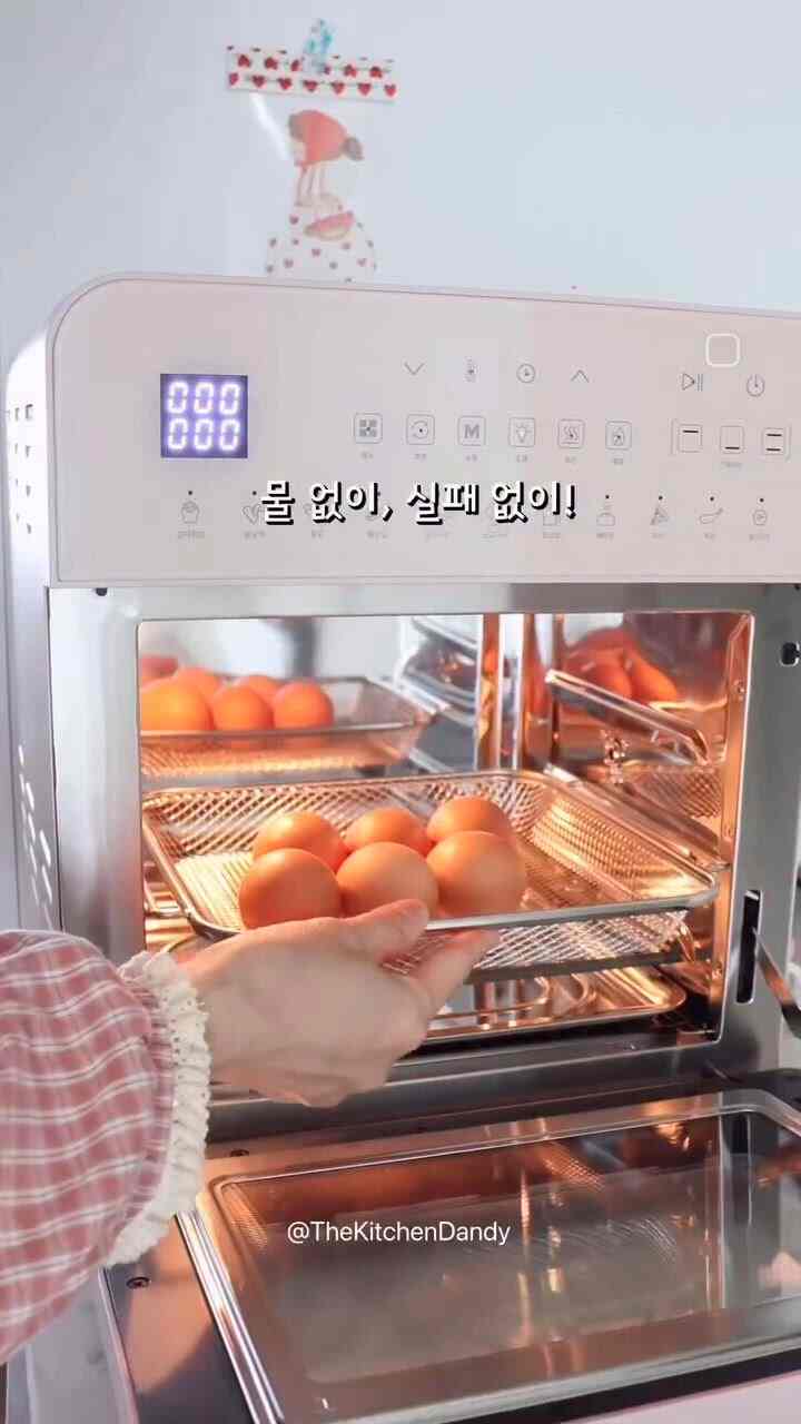 ＃オーホームストア＃コンスープ記録 

冷蔵卵もOK！ 🥚失敗のないエアフライヤー卵煮込みガイド

毎朝ゆで卵を食べる人たち
子弁当のおかず、おやつで頻繁に準備していたら
今鍋なし！水なし！
エアフライヤー一つで十分です。

冷蔵庫から直接取り出した卵も破裂したり割れたりすることなく 
タイマーだけ合わせれば分かって半熟から完熟まで！
本当に楽でシンプルなエアフライヤー卵煮込み、
一つ一つ詳しくお知らせします🍳

⸻

🍳なぜエアフライヤーで卵を煮るのですか？

エアフライヤー卵煮る
単に「面倒な解決」以上の利点があります：

✔️鍋に水を注ぎ、火を調節する必要はありません
✔️タイマー設定で半熟/完熟完全調整
✔️水を捨てる必要もあり、皿洗いも最小
✔️一度に複数の茹でることができます
✔️一時間追加すると焼き卵のようにも作ることもできる

特に朝ごとに卵をよく食べたり、
子どもたちのおやつやお弁当のおかずをご用意される方におすすめ！

⸻

📌エアフライヤーオーブン型とバスケット型によって温度調節が少し異なります。
（各家庭のFブランドによっても異なります） 
オーブンタイプは150度〜160度をお勧めします 
バスケット型はスペースが狭くて熱伝達が良くなるので130度でも調理可能です。

✔️レア半熟（流れる卵黄）10分
✔️感動卵半熟（ゼリーのようにしっとり）12～13分
✔️完熟（硬い卵黄）15分以上 

Fの中で5分ほど灸をかければ確実に完熟するので夜に煮て朝に取り出して食べるオーバーナイト卵もトライしてみてください‼️

🧊シェルがよくなるようにする蜂蜜チップ！

エアフライヤーで卵を煮ると
たまに皮がよくわからないという方がいらっしゃいます。
私も最初は失敗しましたが、以下のヒントを守って
皮がすっぽり剥がれて感動でした。

✔️シェルうまくいくコツ
	•煮る前に卵に小さな穴を開けてください
→卵アブピンまたは専用ツールの使用
	•ゆでた直後に冷たい水に直接浸す（10分以上）
	•水に浸したまま軽く壊して転がす
→シェルがずっと分離されています。
	•卵をエアフライヤーの中で灸をかけて冷やす 
→すっきり剥がれ、味も深くなります（おすすめ！）

⸻

📦ゆで卵保存法
	•殻のない卵：冷蔵保管時7日
	•皮をむいた卵：2日以内に摂取することをお勧めします

皮をむくと水分が飛びます。
変質が早くなるので、素早くお召し上がりください。

⸻

🍽️おいしく楽しむ方法

ゆで卵、ただ食べるのが残念です。
少し手をつければ、多彩な料理材料になりますよ！

	•塩にコックをつけて簡単に
	•スライスしてサラダ/オープンサンドトッピング
	•うねってエッグマサンドイッチで
	•醤油に眠っている卵と長蔵
	•ゆで卵マヨネーズを自分で作ってもOK！

TIP：半熟はラーメン、長煮、サラダに、完熟はトースト、ビビーム面によく合います。

⸻

🌞一行のまとめ

エアフライヤー一つなら、
冷蔵卵もしっとり煮ることができますよ！
小さな習慣が一日を変えるから、
今朝は簡単で心地よい
Fの卵の1つから始めましょう💛

＃エアフライヤー料理＃卵を煮る  
#airfryer #eggrecipe #卵料理 #ダイエット食 #感動卵 #ホームクック #自炊料理 #airfryer #airfryereggs #boiledeggs 