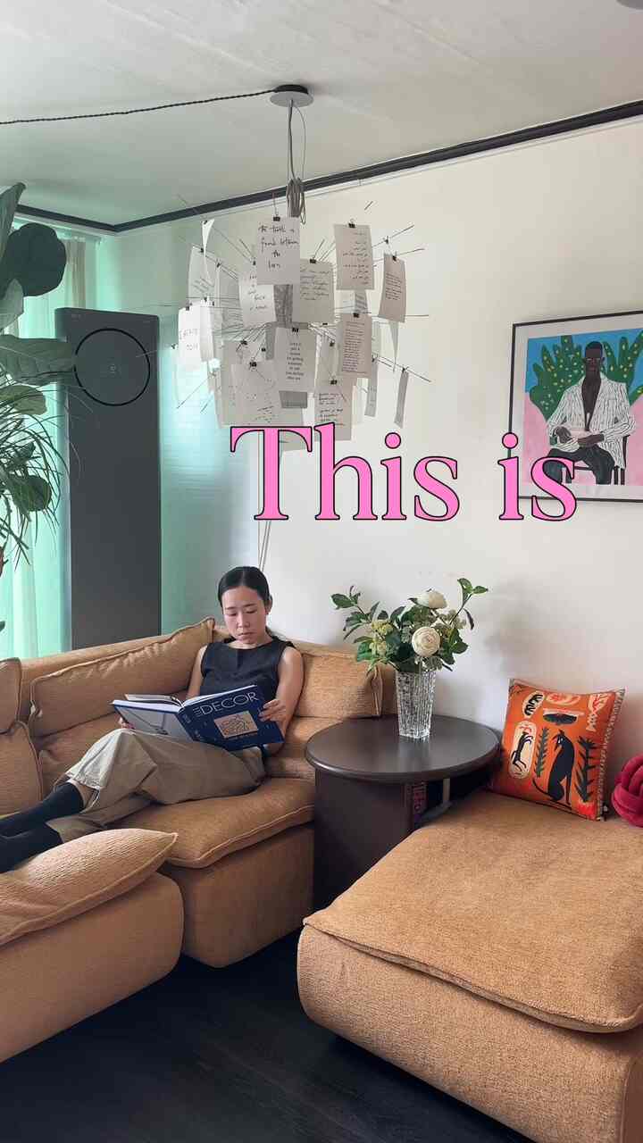 Hi🙋🏻‍♀️
This is my home. Tov haus ✨

-
#tovhaus #midcenturymodern #designedtolast #interiordesign #livingroomidea #decorinspo #narratortrend #romcomreels #トブハウス #ミッドセンチュリー #ホームデコ #デザイン家具
